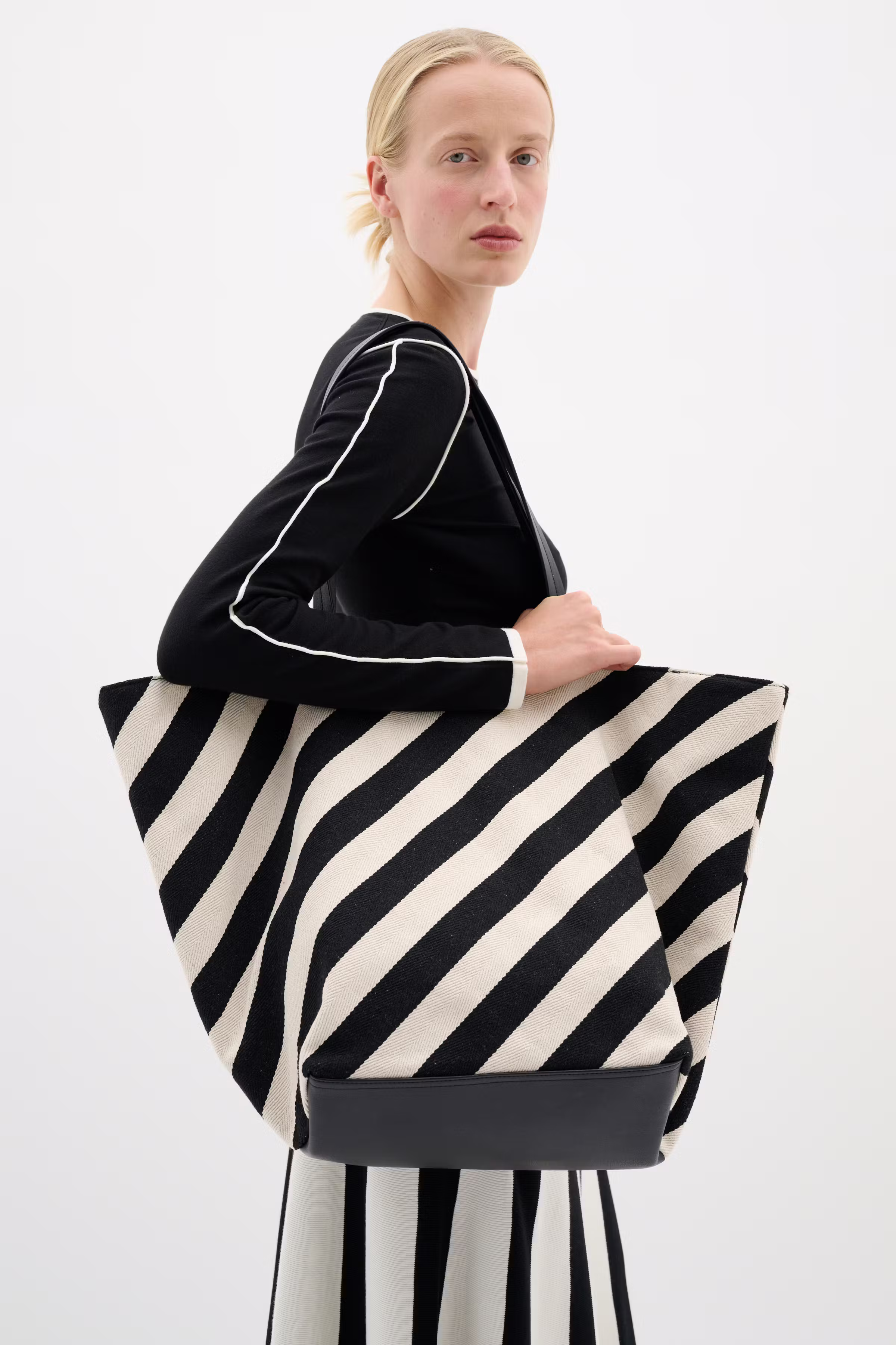 AileyIW Shopper Taske LOOKBOOK FRONT 30110710-301713