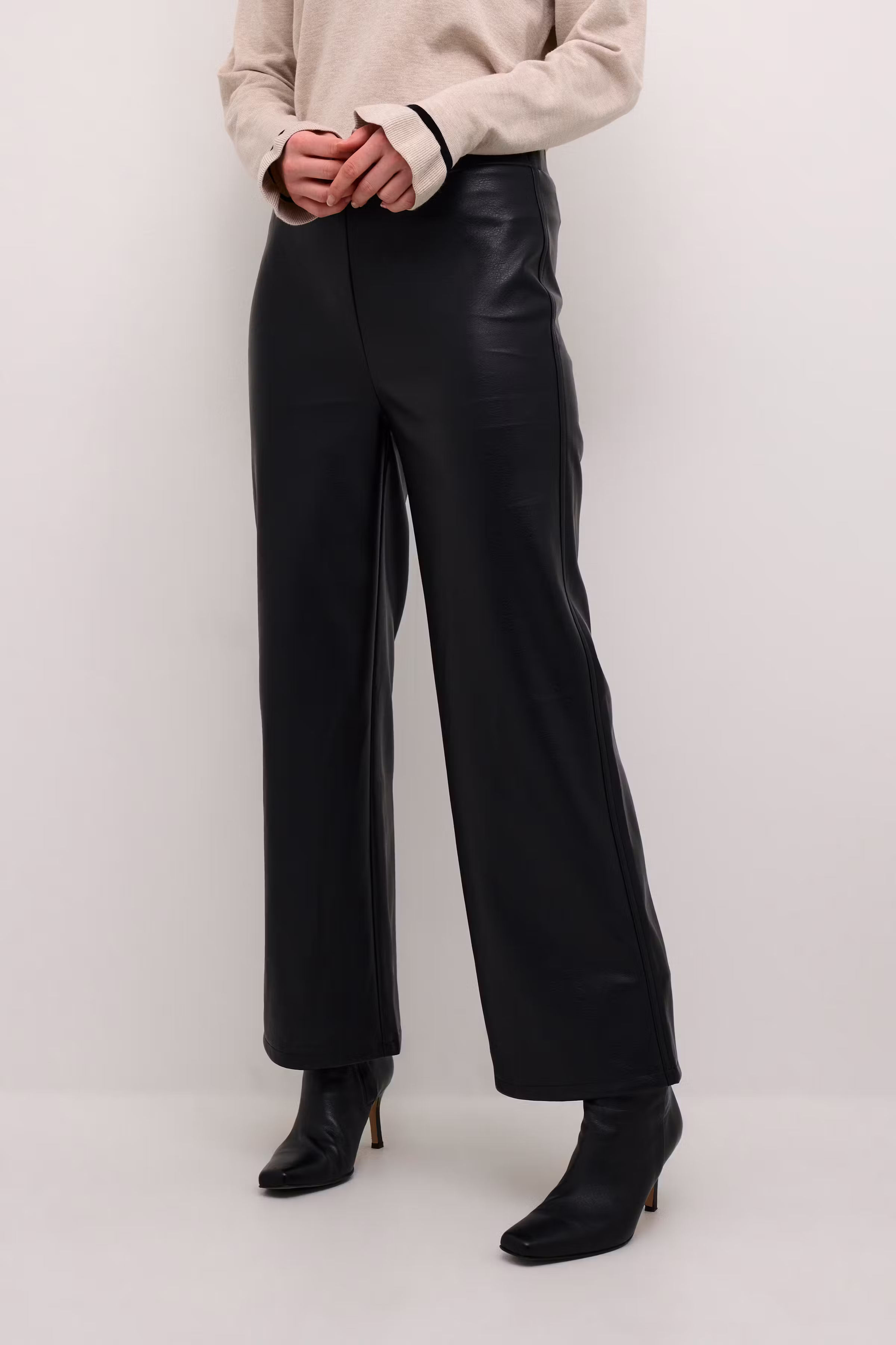 CRAriana Trousers LOOKBOOK FRONT 10611995-100120