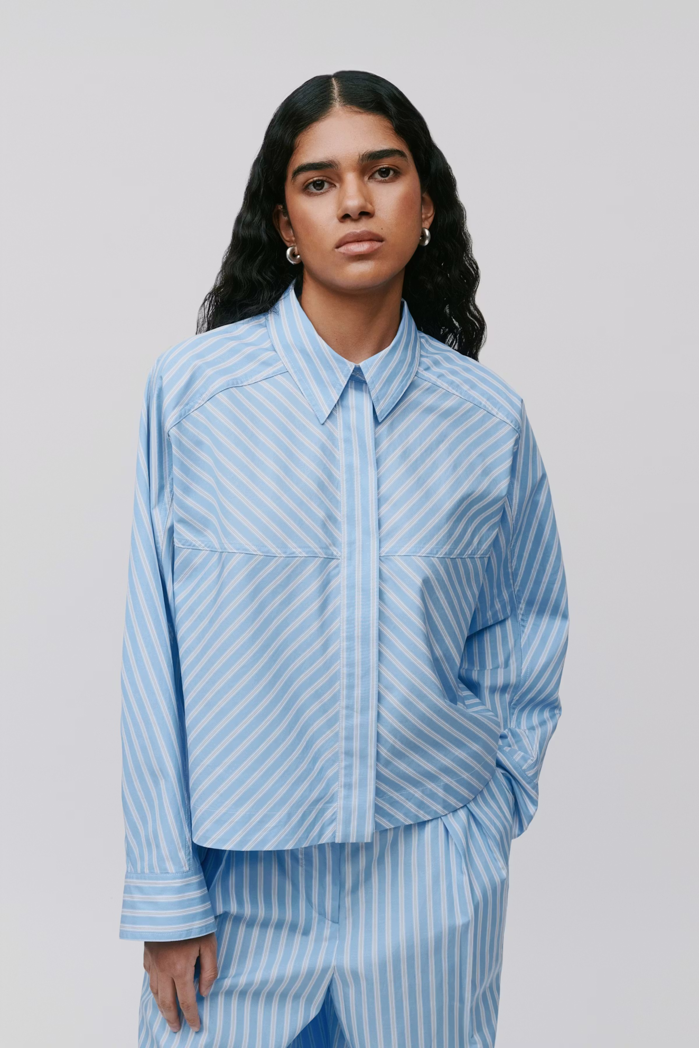 BRITTNEY Bluse LOOKBOOK FRONT 30600482-MC2152