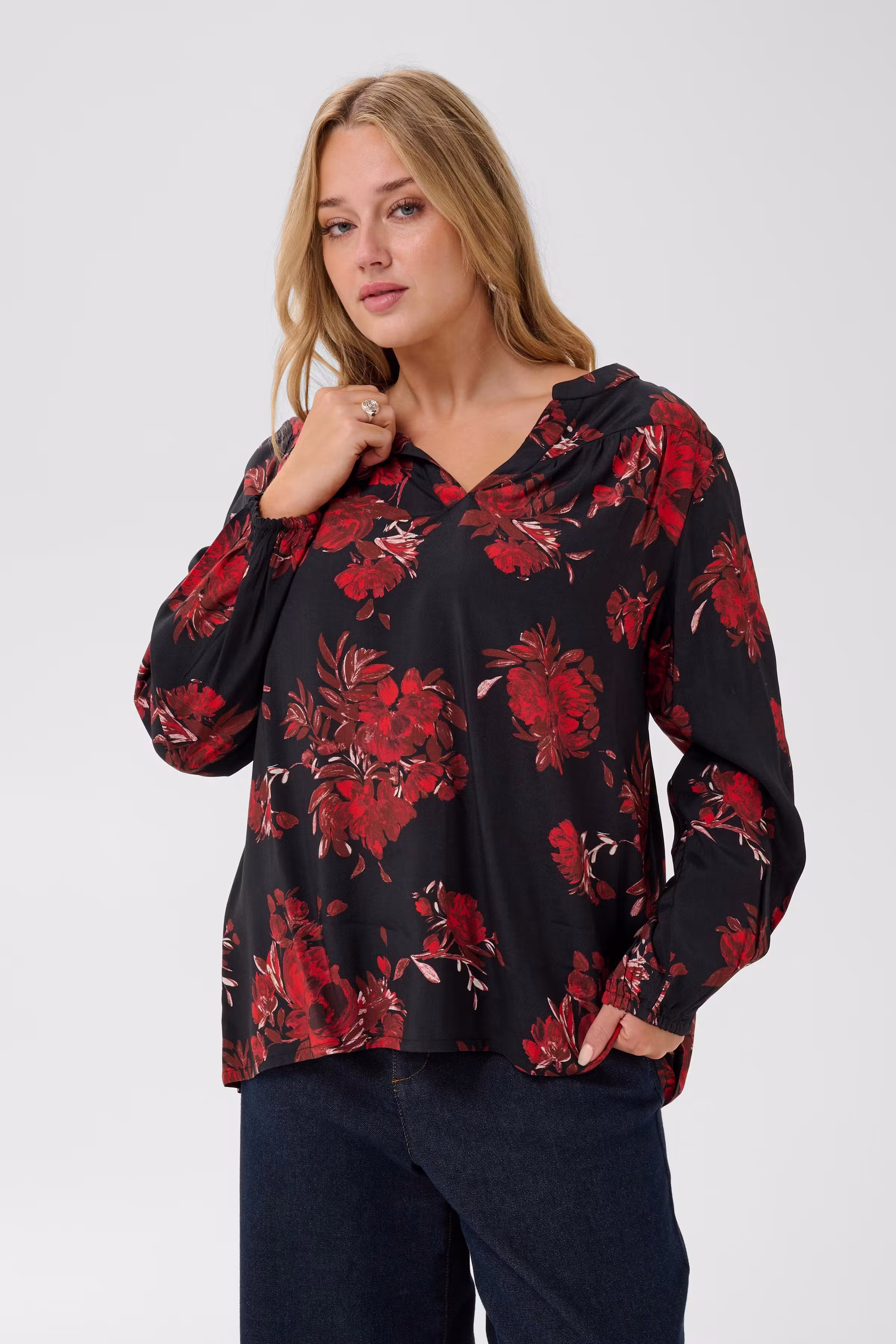 KChipe Bluse LOOKBOOK FRONT 10584513-110077