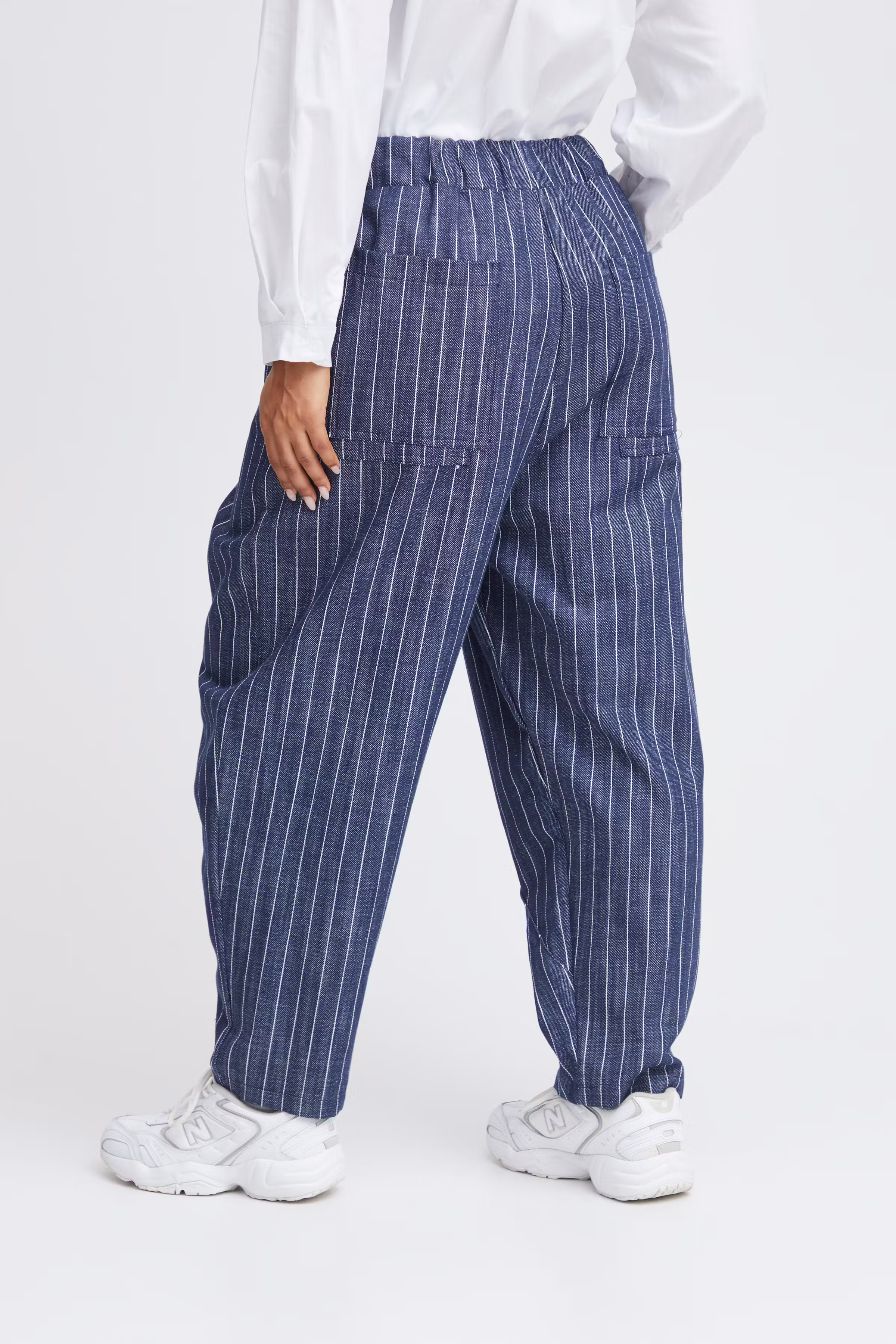 SBFILIPPA Byxor LOOKBOOK BACK 22100502-193923