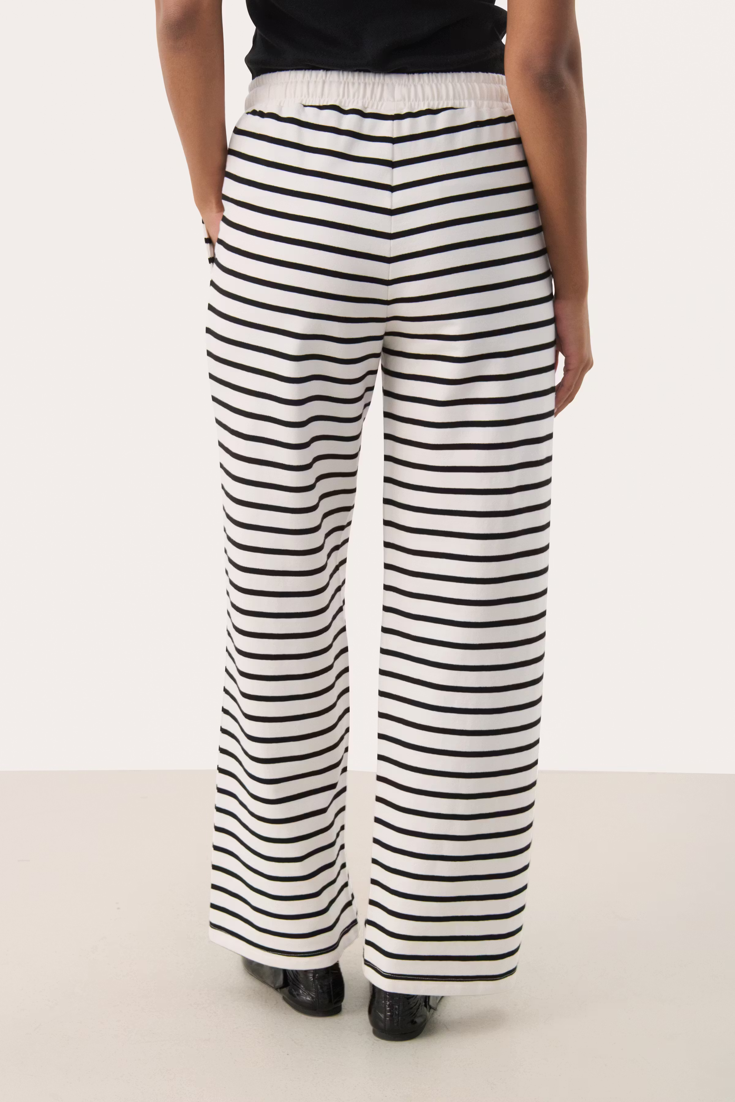 TyraPW Hose LOOKBOOK BACK 30309842-303971