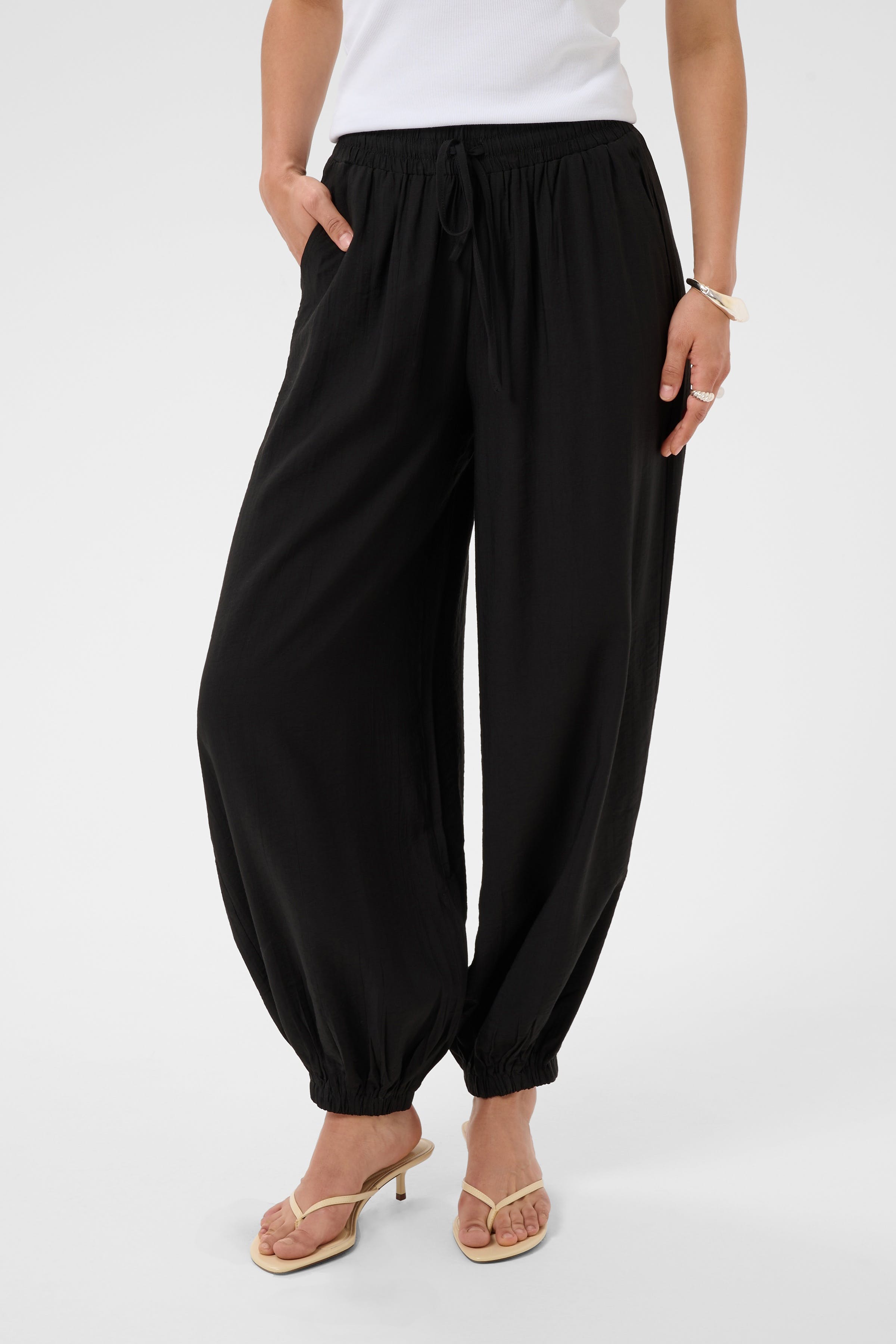 KAalberta Trousers LOOKBOOK FRONT 10512079-100121