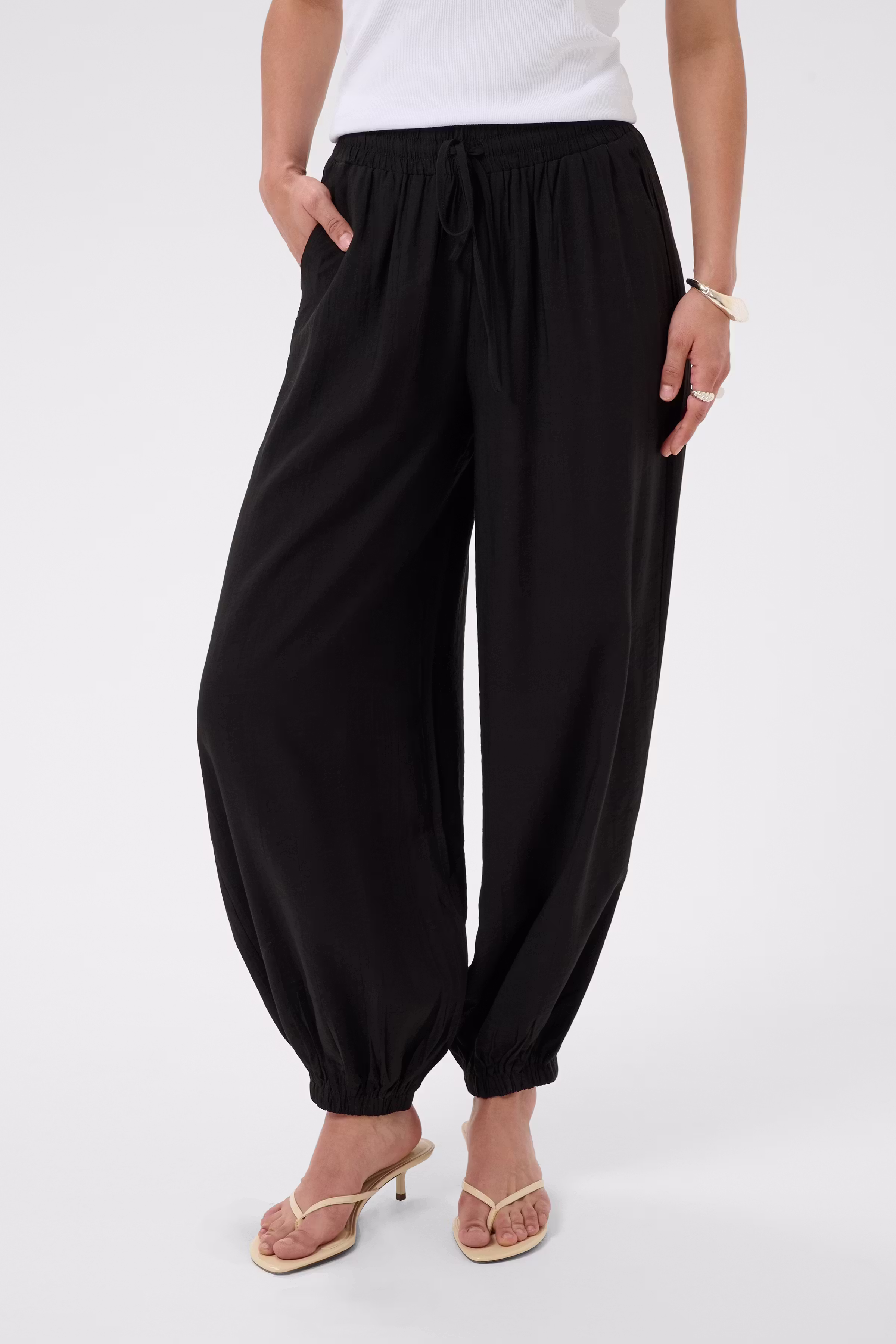 KAalberta Trousers LOOKBOOK FRONT 10512079-100121