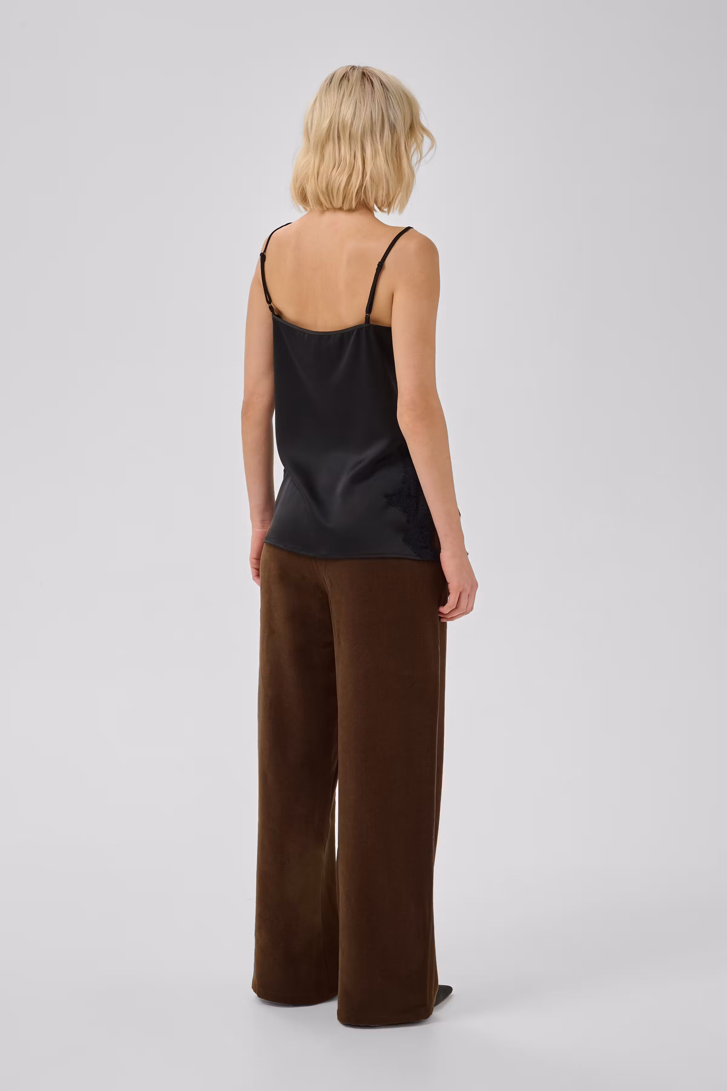 MWDora Byxor LOOKBOOK BACK 10705676-181027