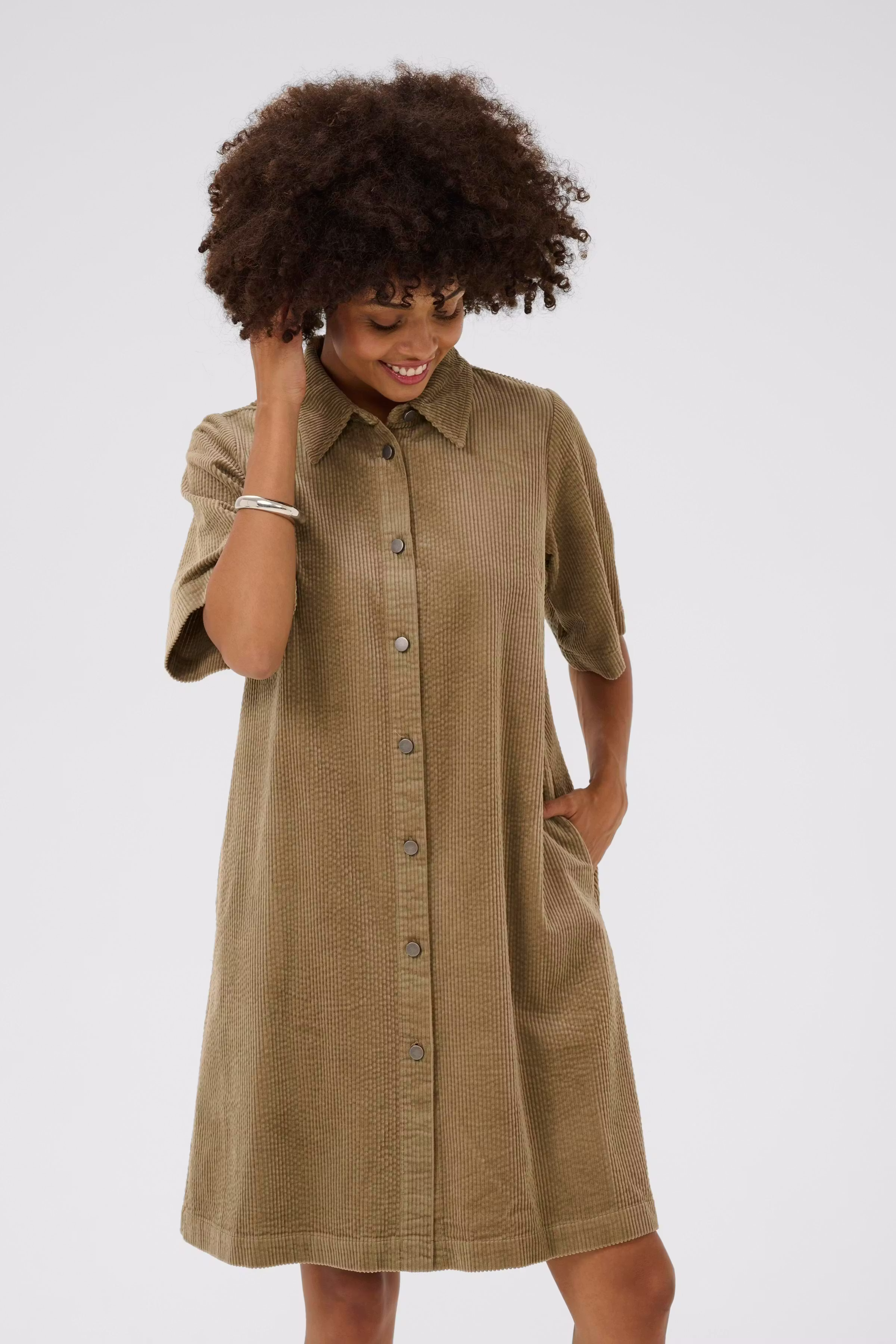 CUbaela Cordkleid LOOKBOOK FRONT 50112267-171310