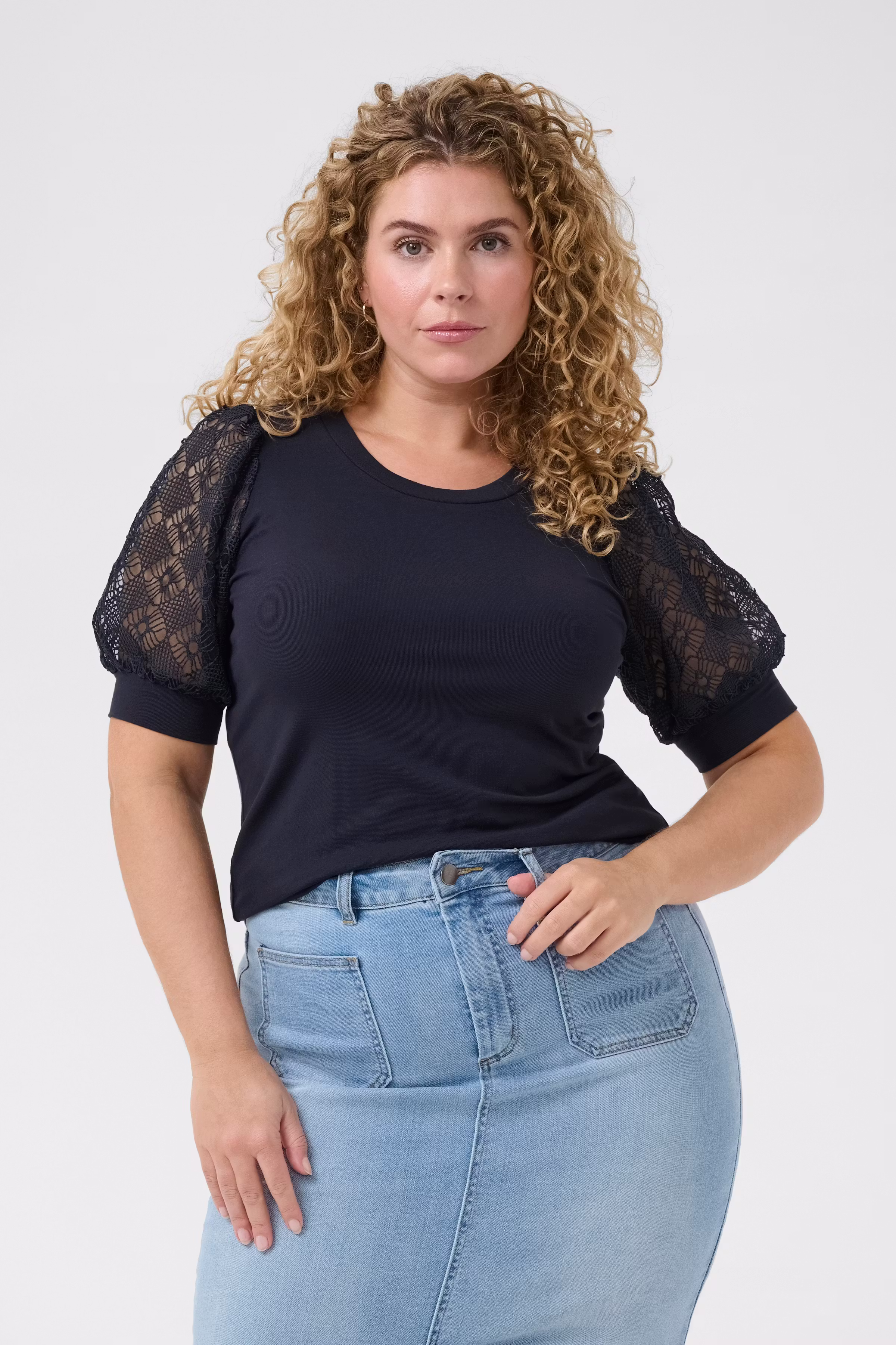 KCtana T-shirt LOOKBOOK FRONT 10582289-194020