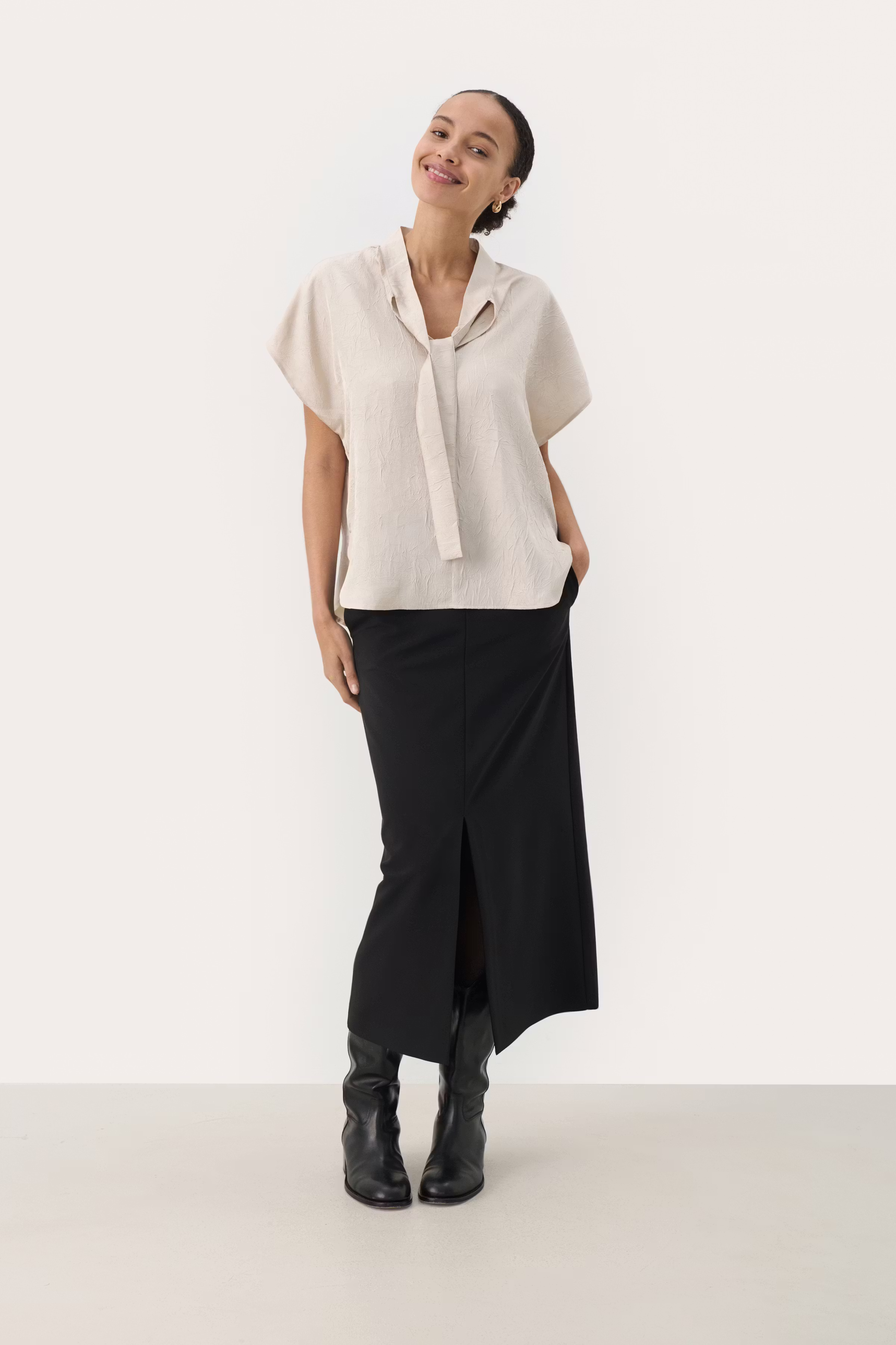 EstefaniaPW Kortärmad blus med rosett LOOKBOOK FRONT 30308490-130400