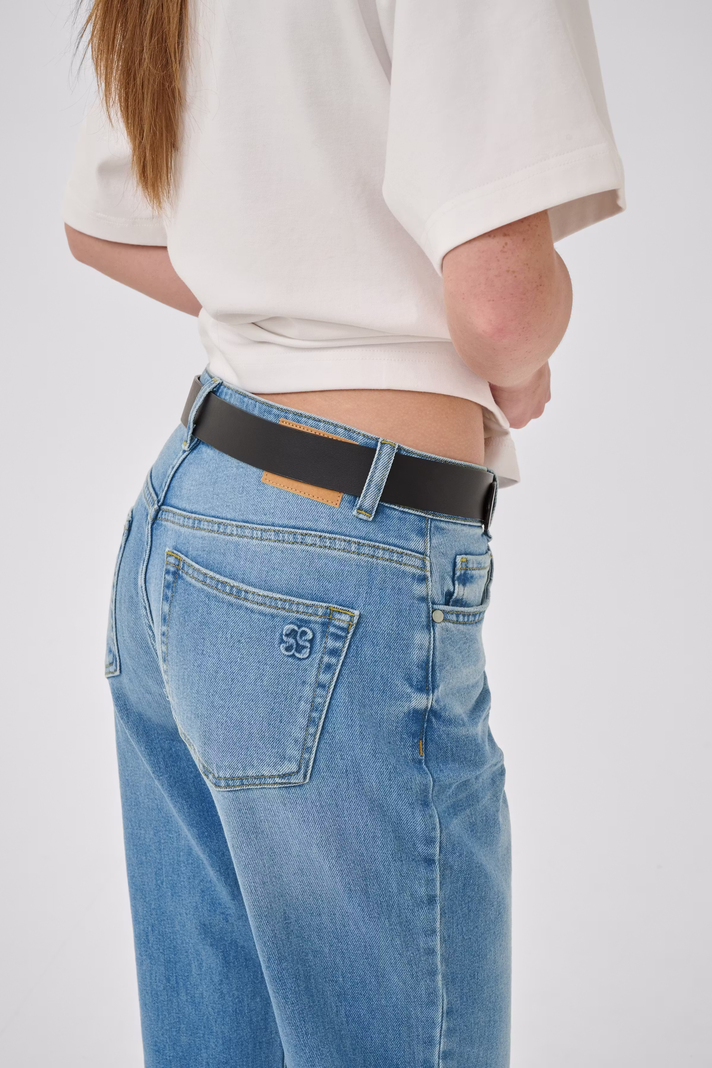 04 THE MOMMY HIGH TAPERED JEANS LOOKBOOK DETAIL 10704537-100047