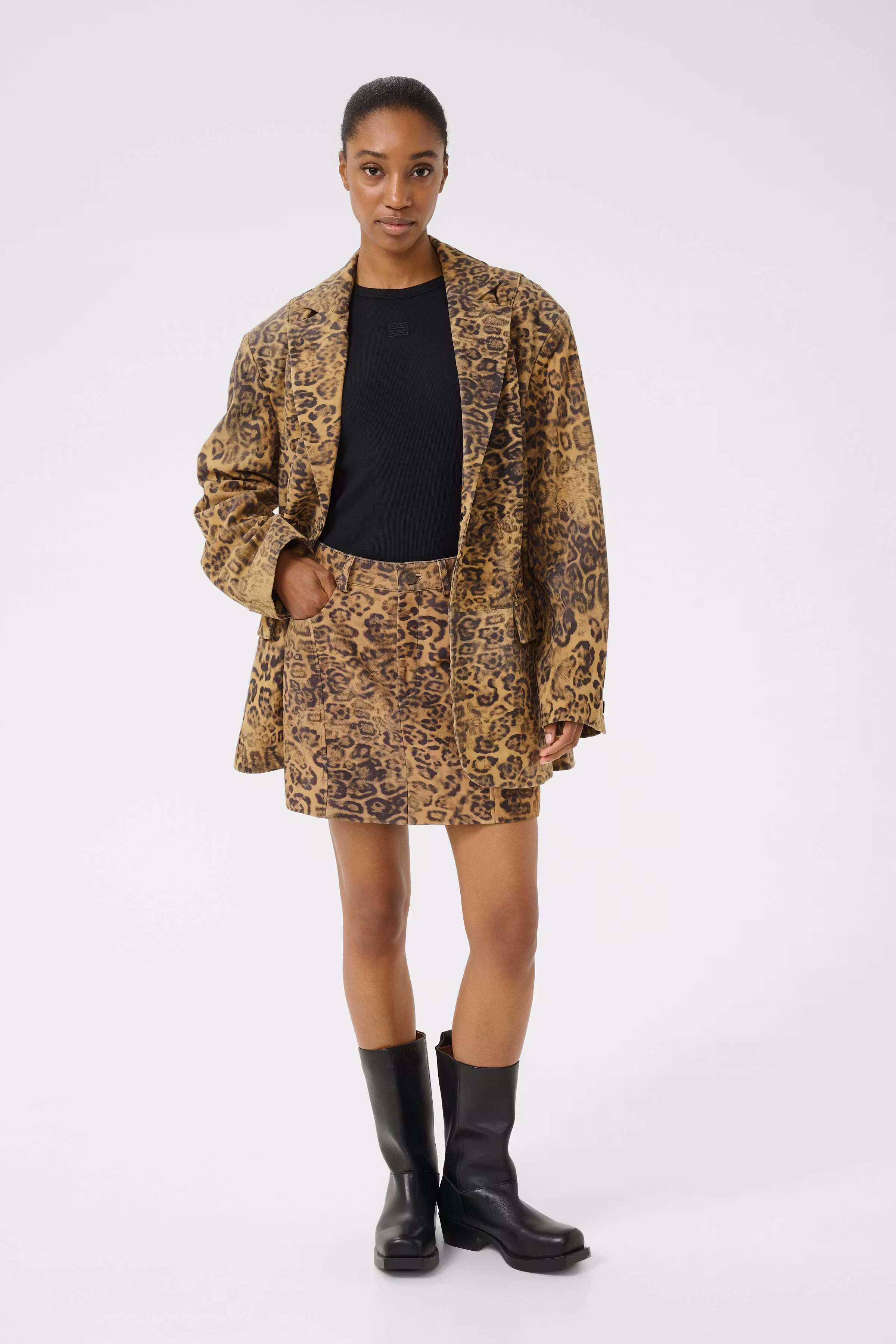 GZleane Leather skirt LOOKBOOK FRONT 10910458-107257