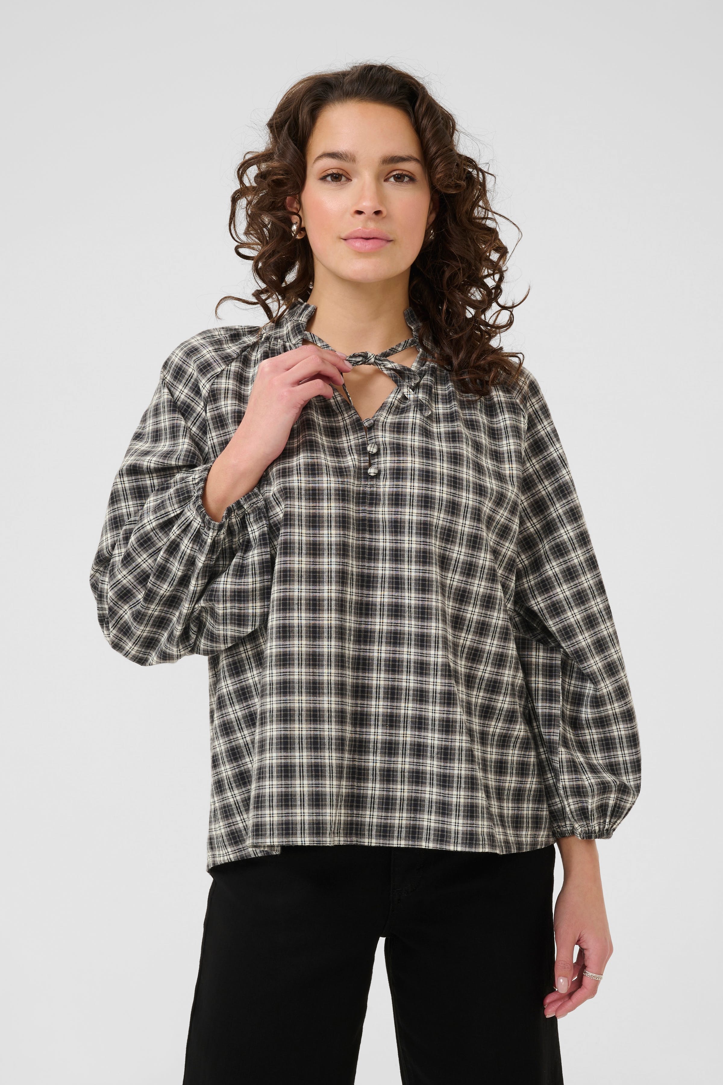 KAelna Blouse LOOKBOOK FRONT 10510745-108369