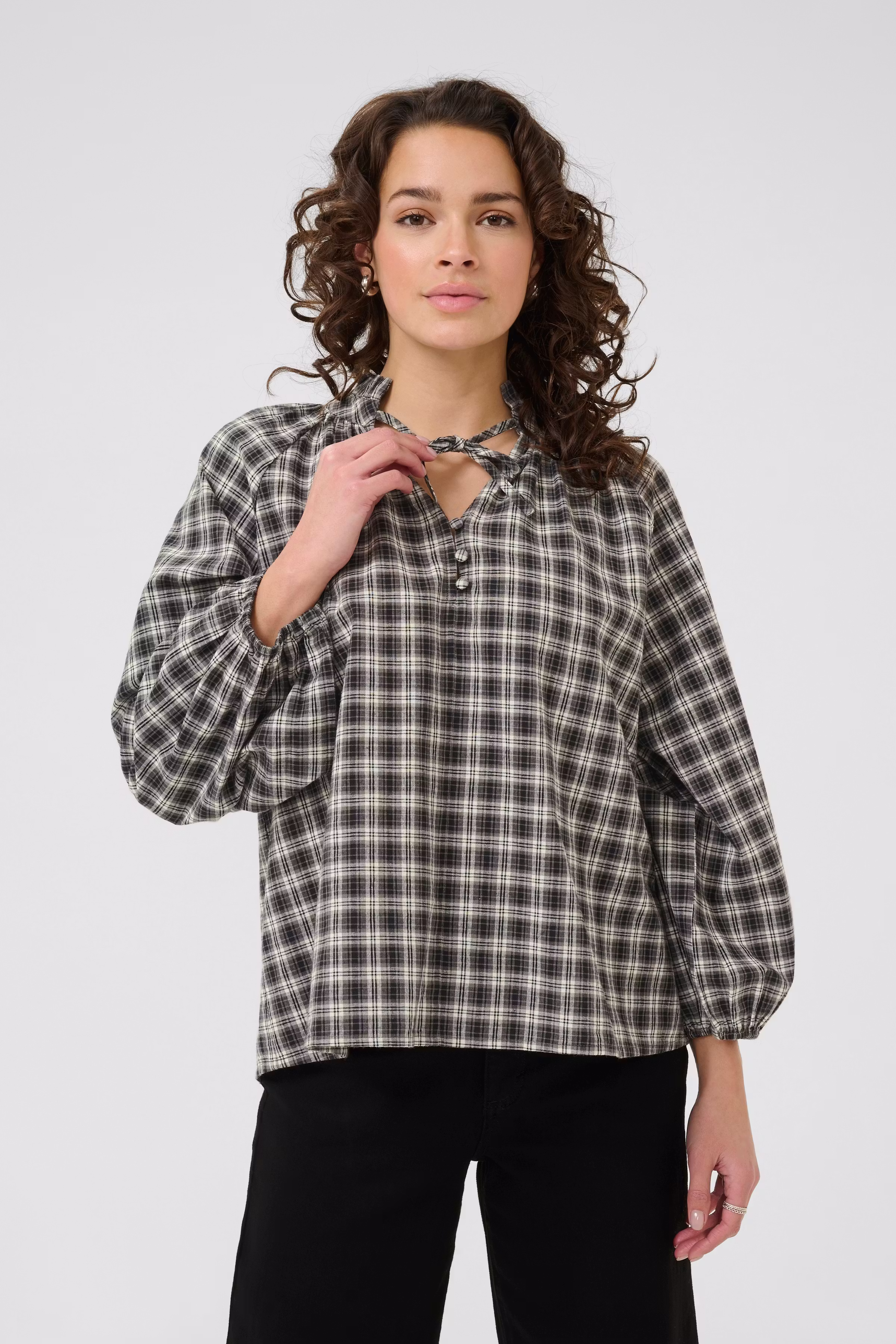 KAelna Blouse LOOKBOOK FRONT 10510745-108369