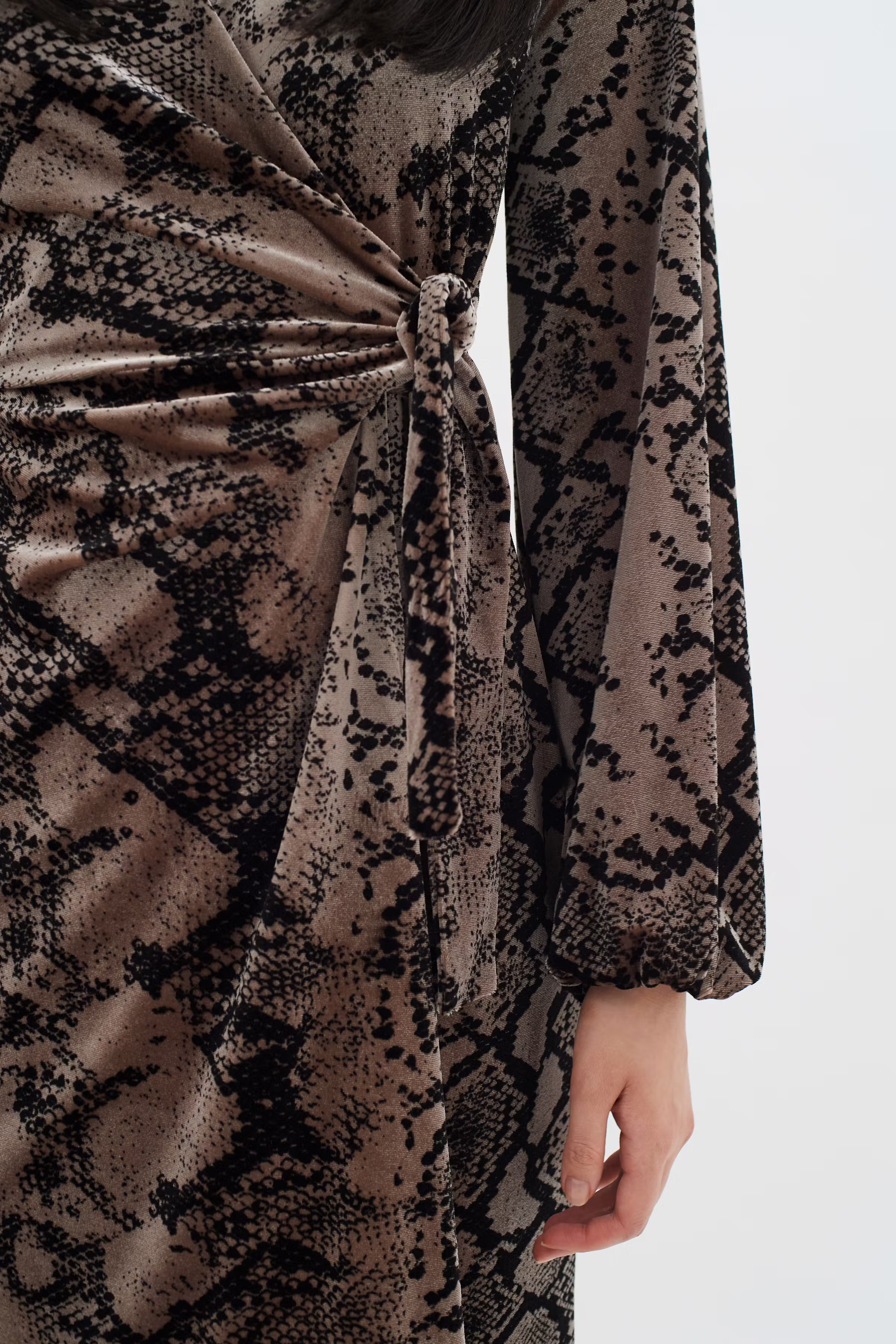 BrynnIW Goriel velours Wrap Kleid LOOKBOOK DETAIL 30110083-303225