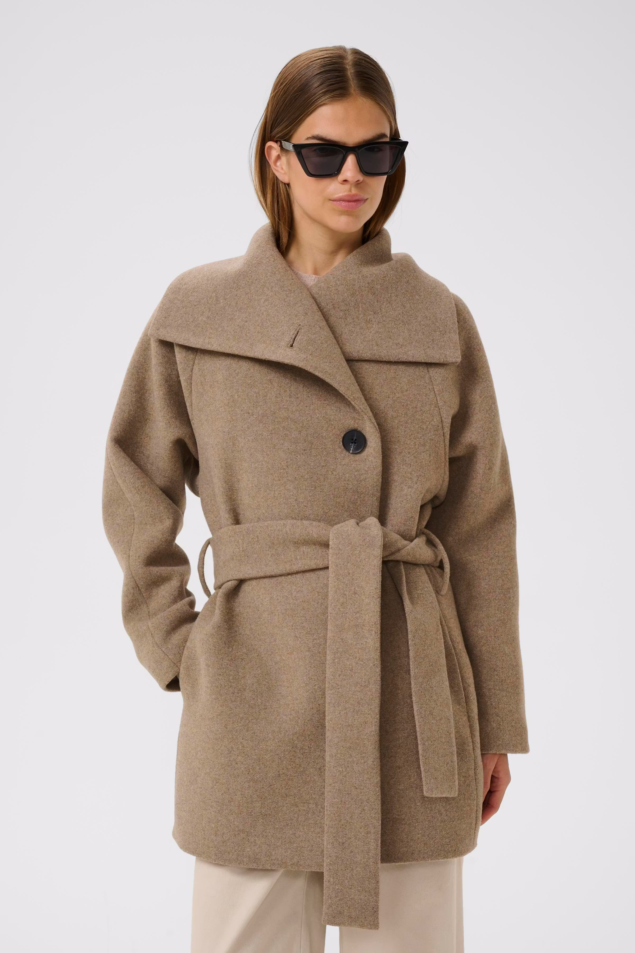 YunahIW Mantel LOOKBOOK FRONT 30110611-1813041