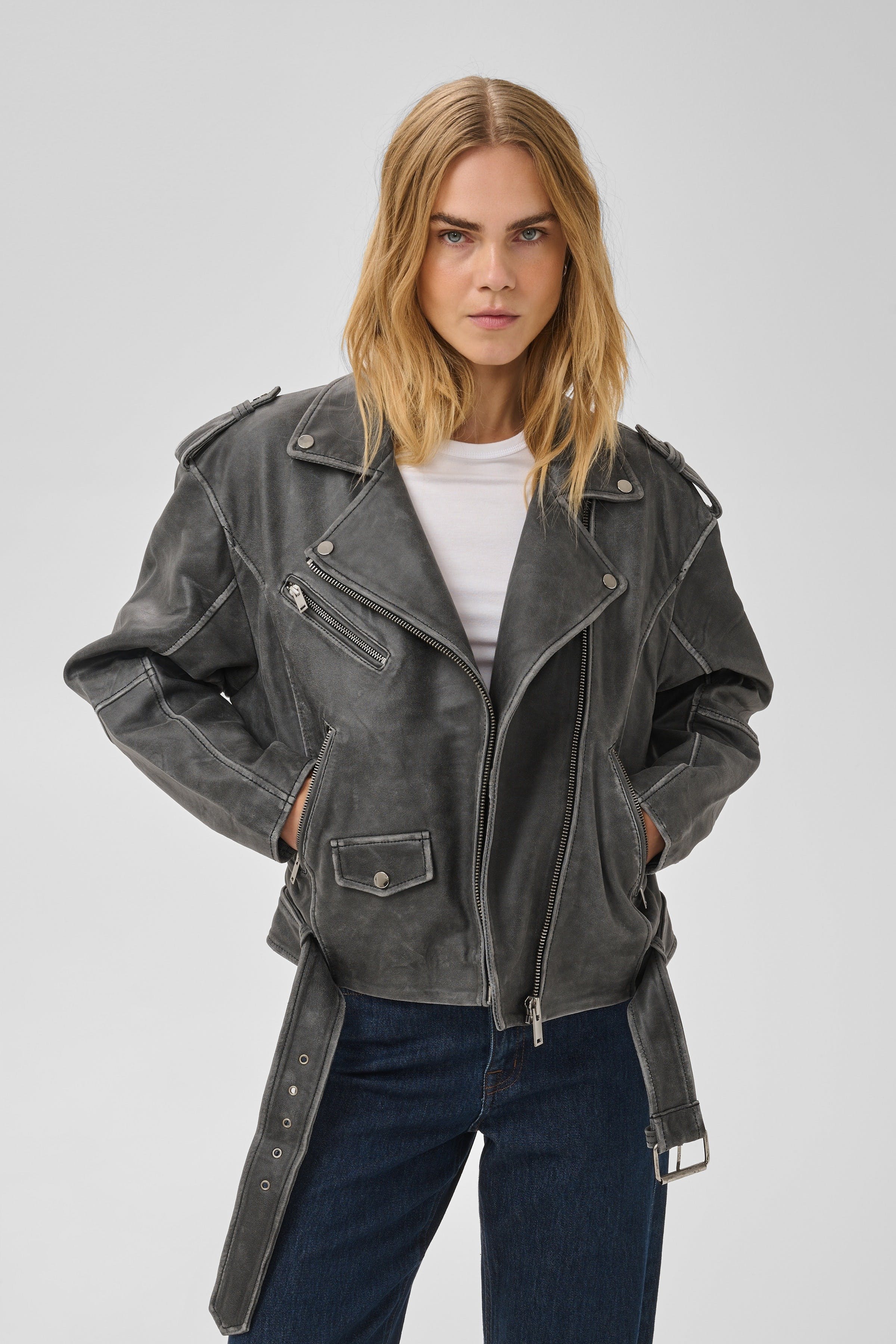 01 THE GILO LEATHER JACKET LOOKBOOK FRONT 10703819-100081