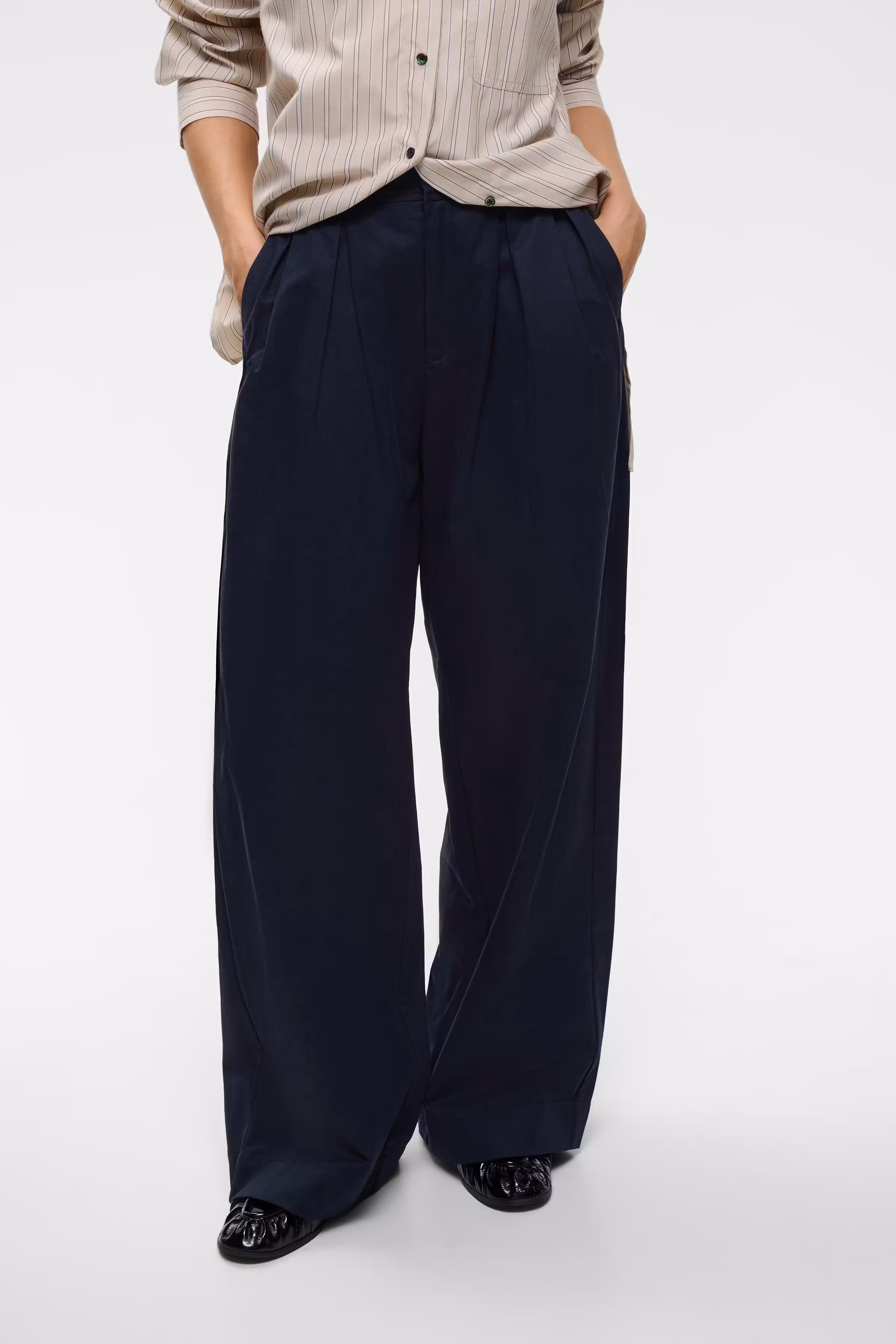 LukkiaIW Hose LOOKBOOK FRONT 30111444-300005