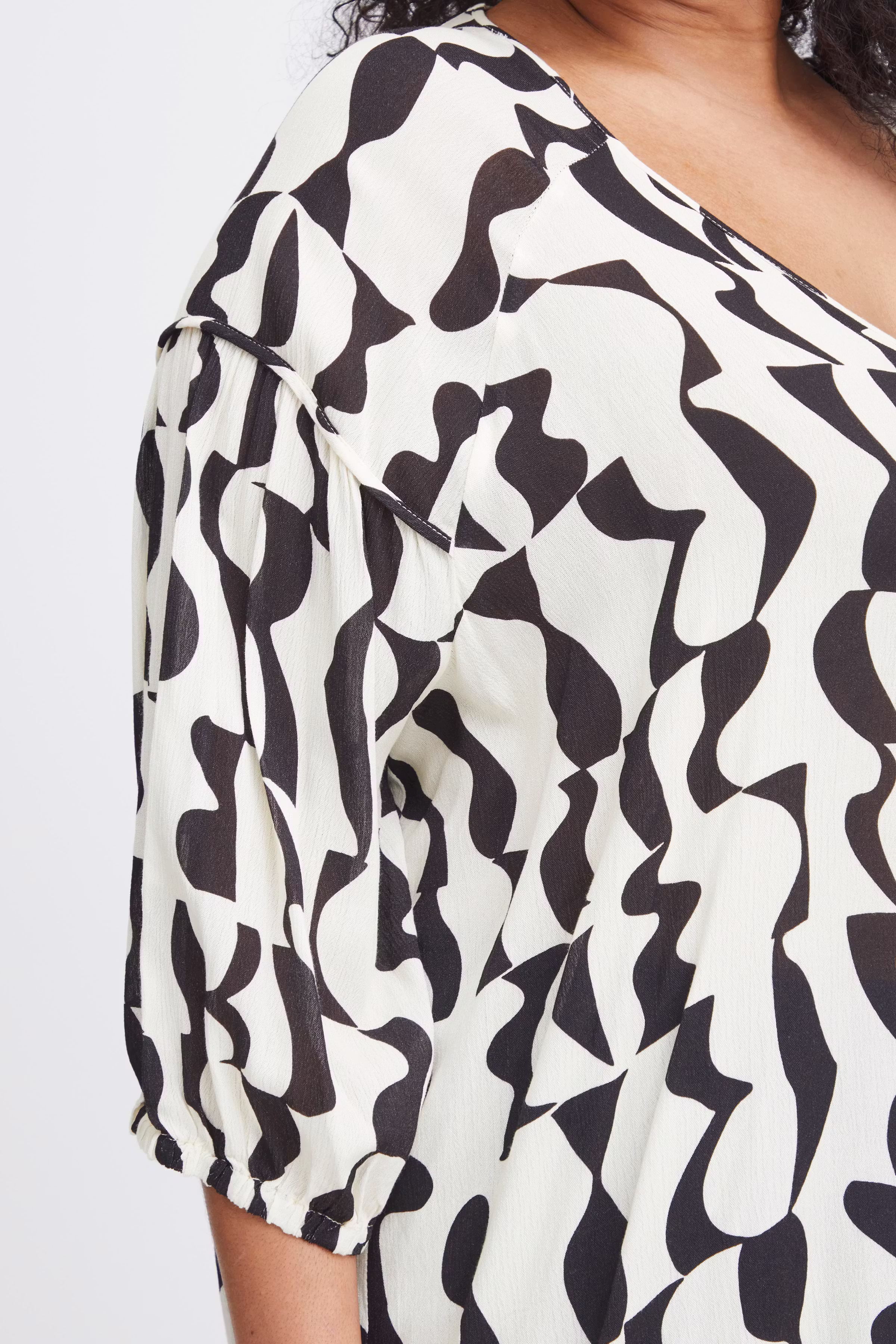 Blouse with short sleeve LOOKBOOK DETAIL 20613625-200739
