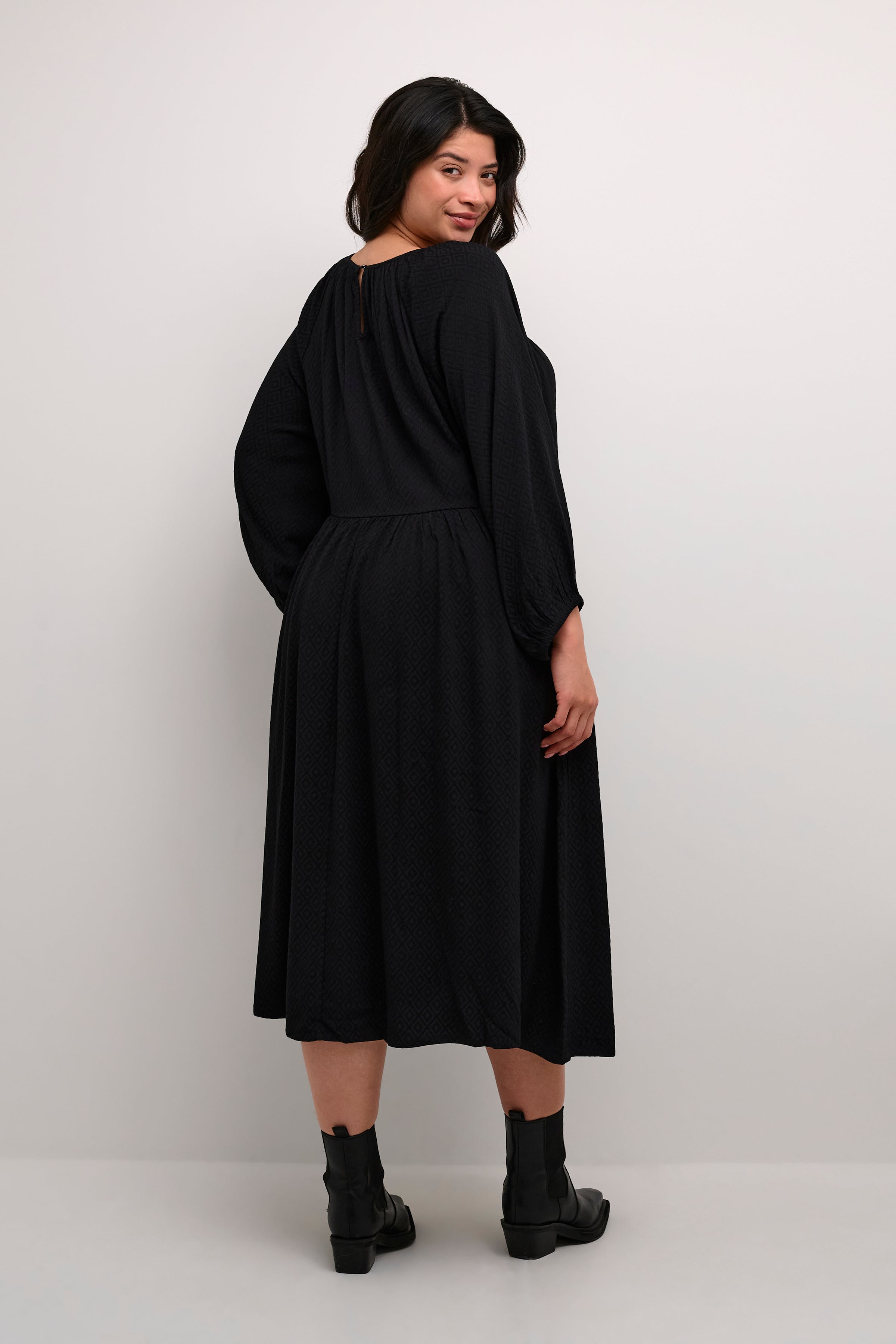 KCcatrina Dress LOOKBOOK BACK 10582932-100121