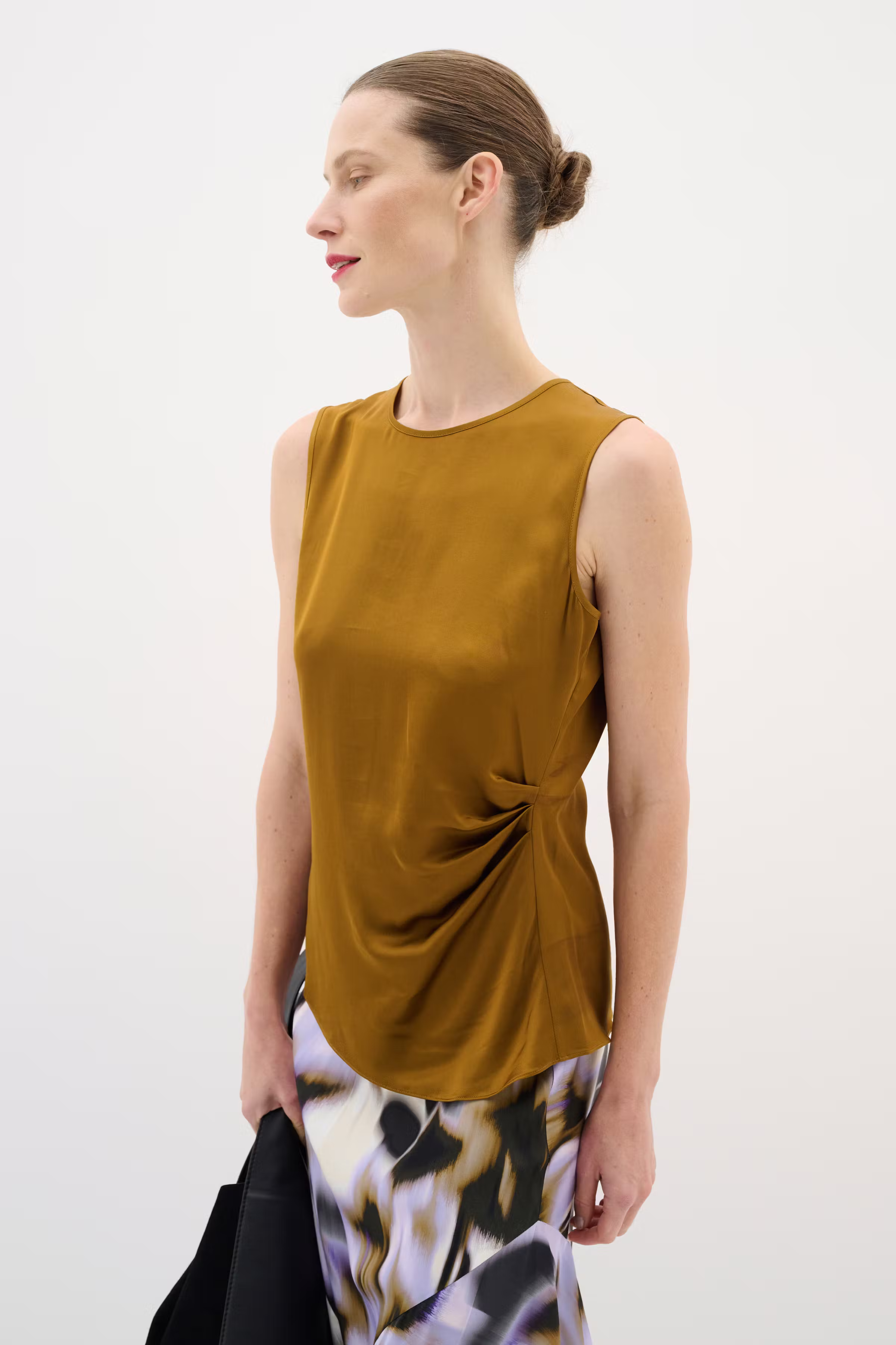 KaylaIW Top LOOKBOOK FRONT 30110549-180840