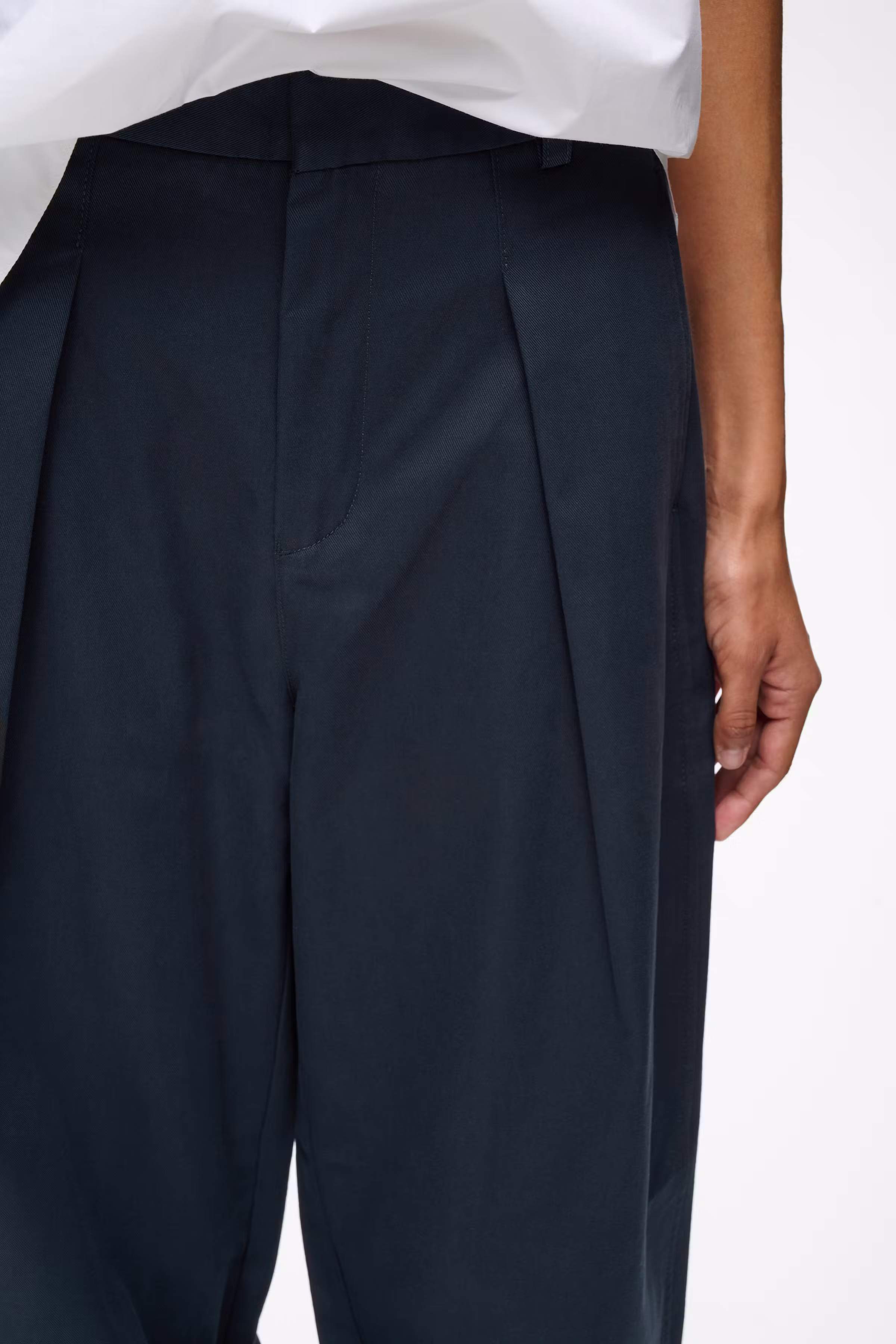 TinikkaIW Barrel Trousers LOOKBOOK DETAIL 30111163-300005