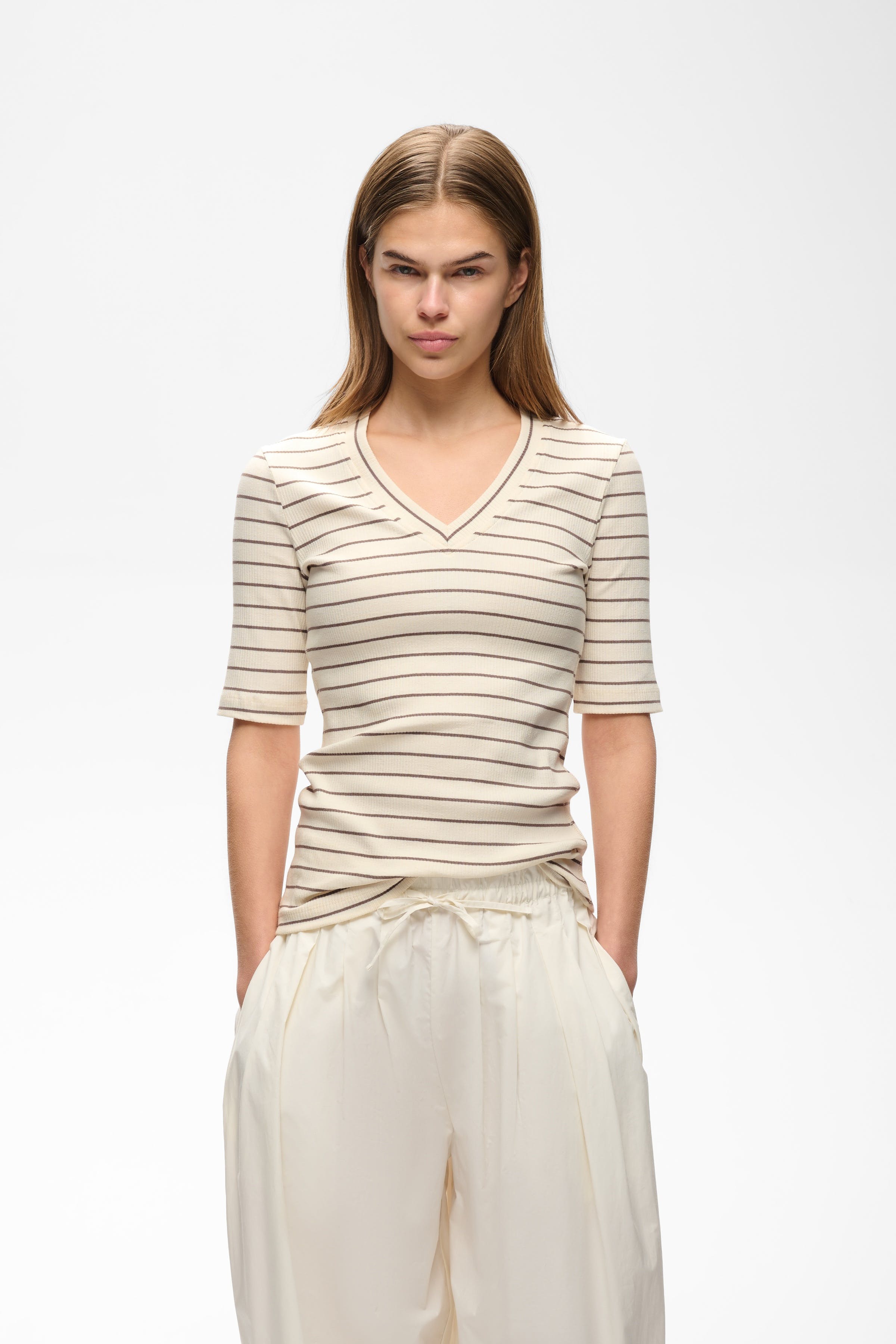 DagnaIW Striped V T-shirt LOOKBOOK FRONT 30107270-305171