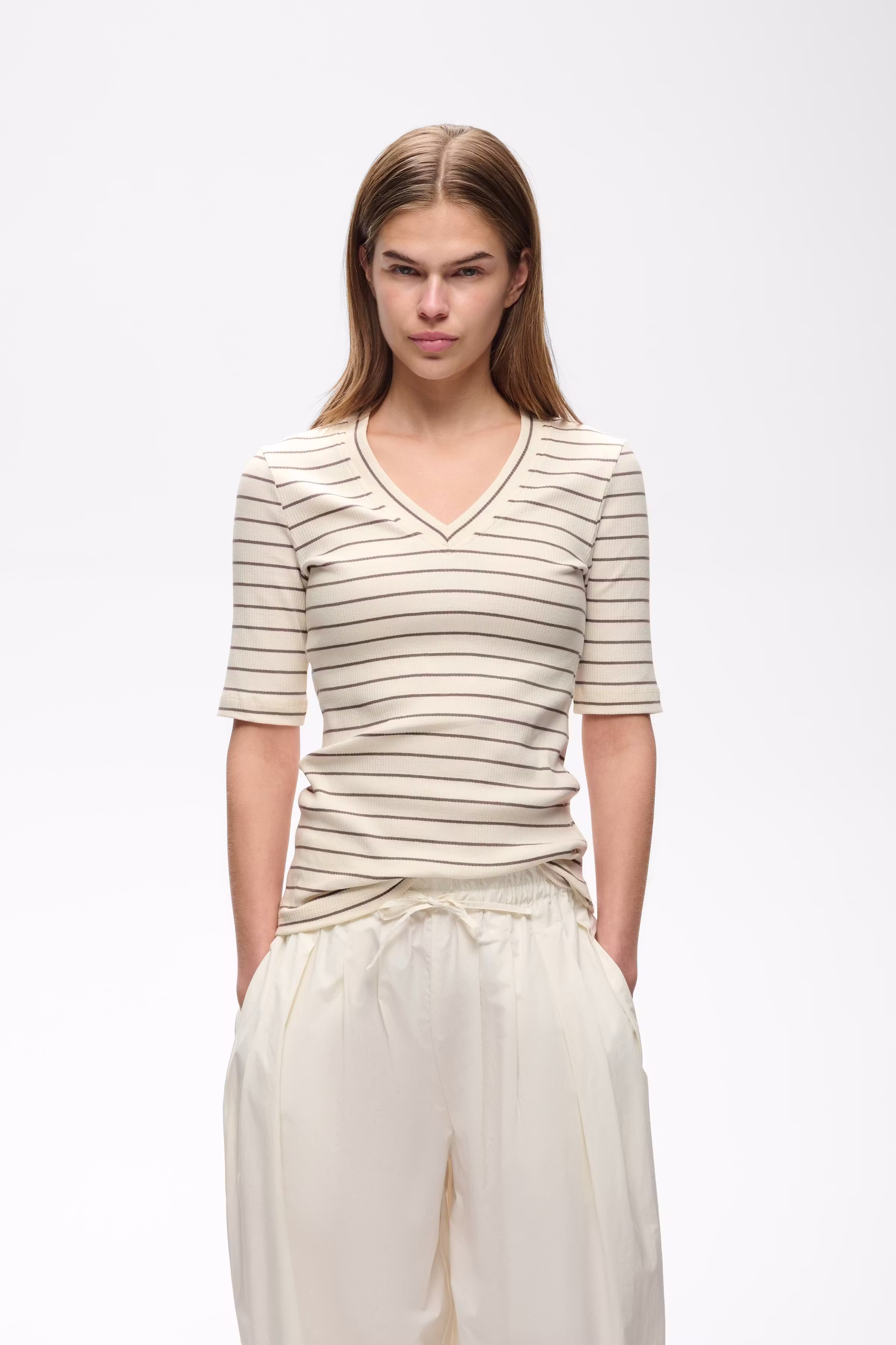 DagnaIW Striped V T-shirt LOOKBOOK FRONT 30107270-305171