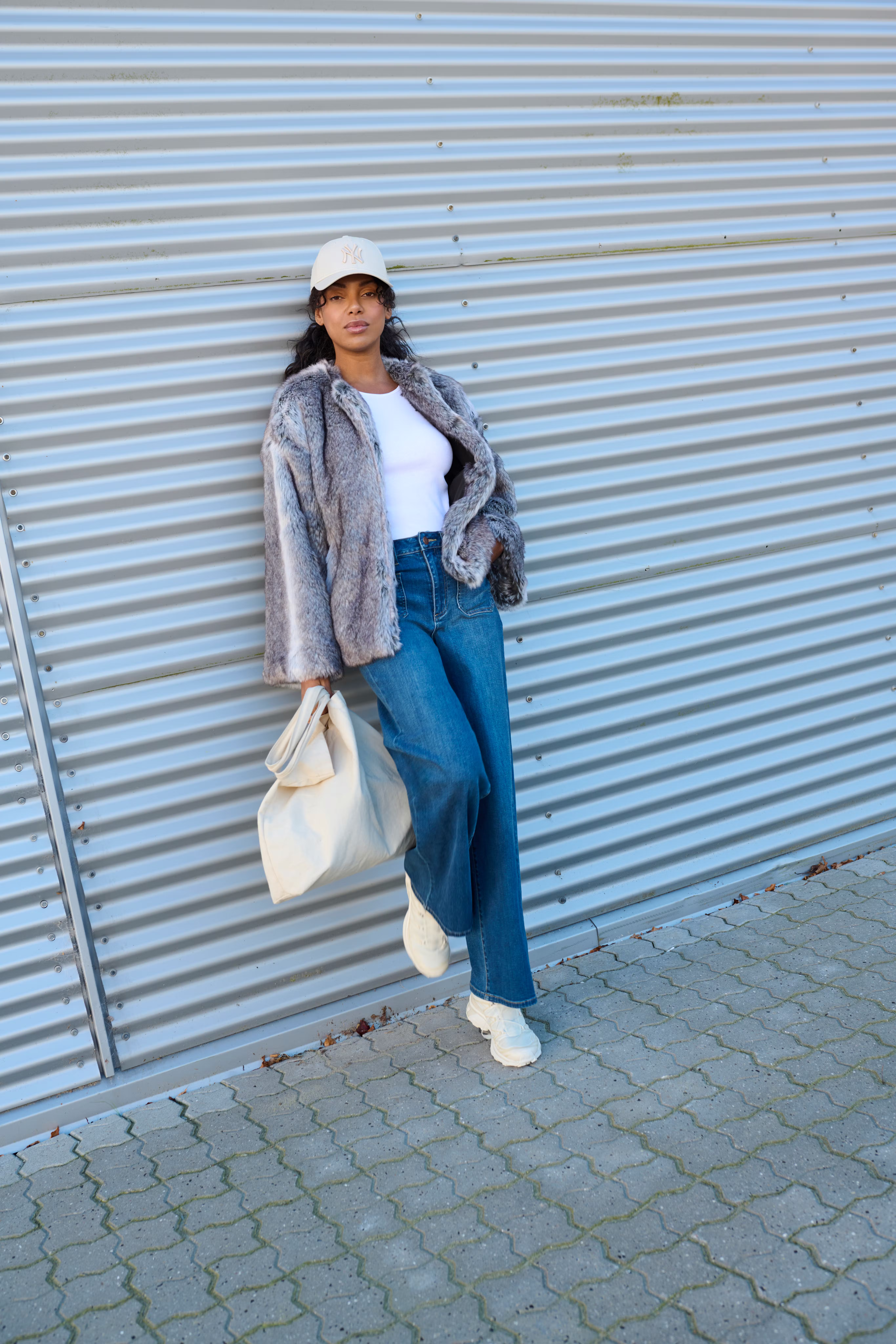 KAsolana Mantel LOCATION NONE 10510177-107767