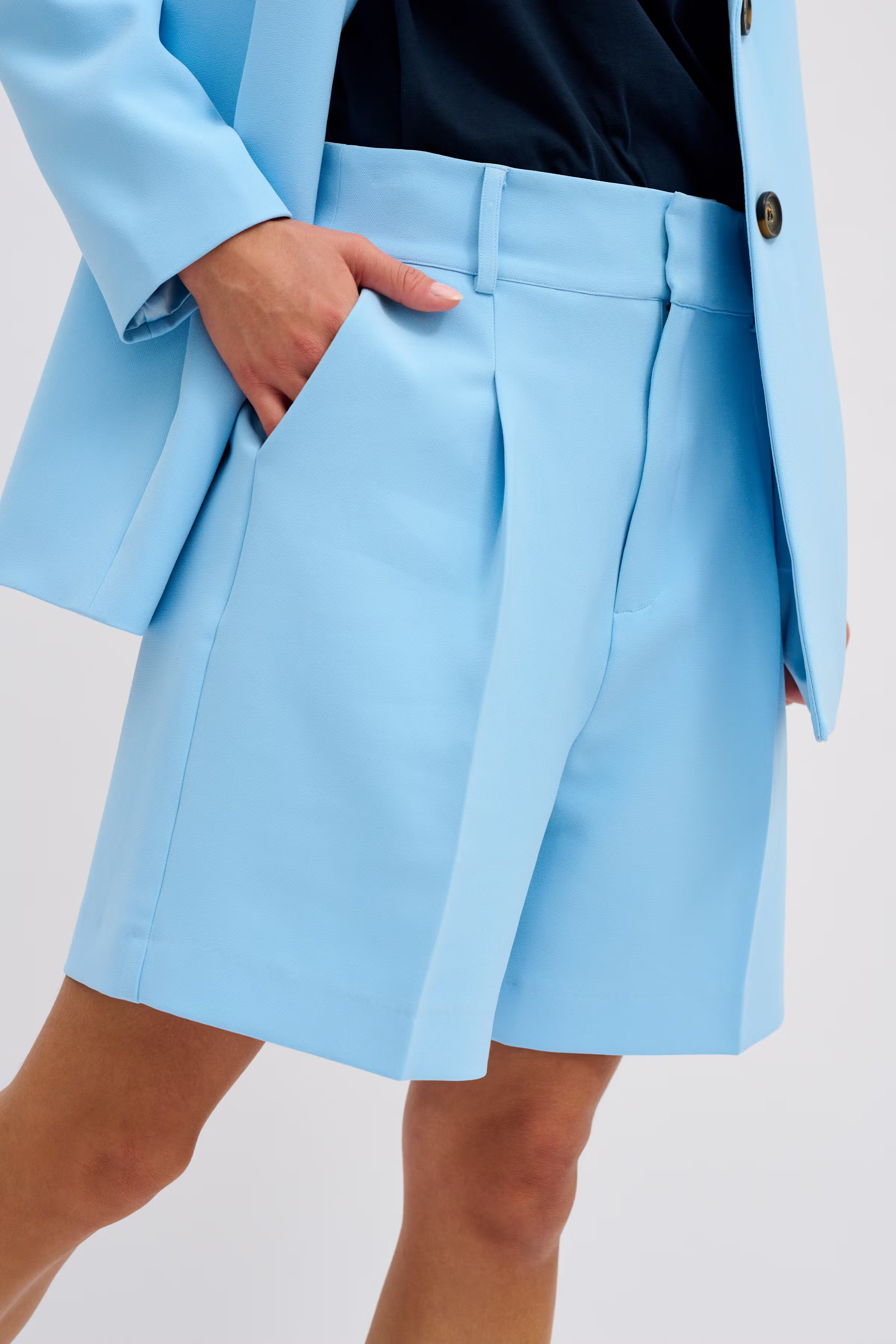 YolaMW Shorts LOOKBOOK DETAIL 10704149-144122