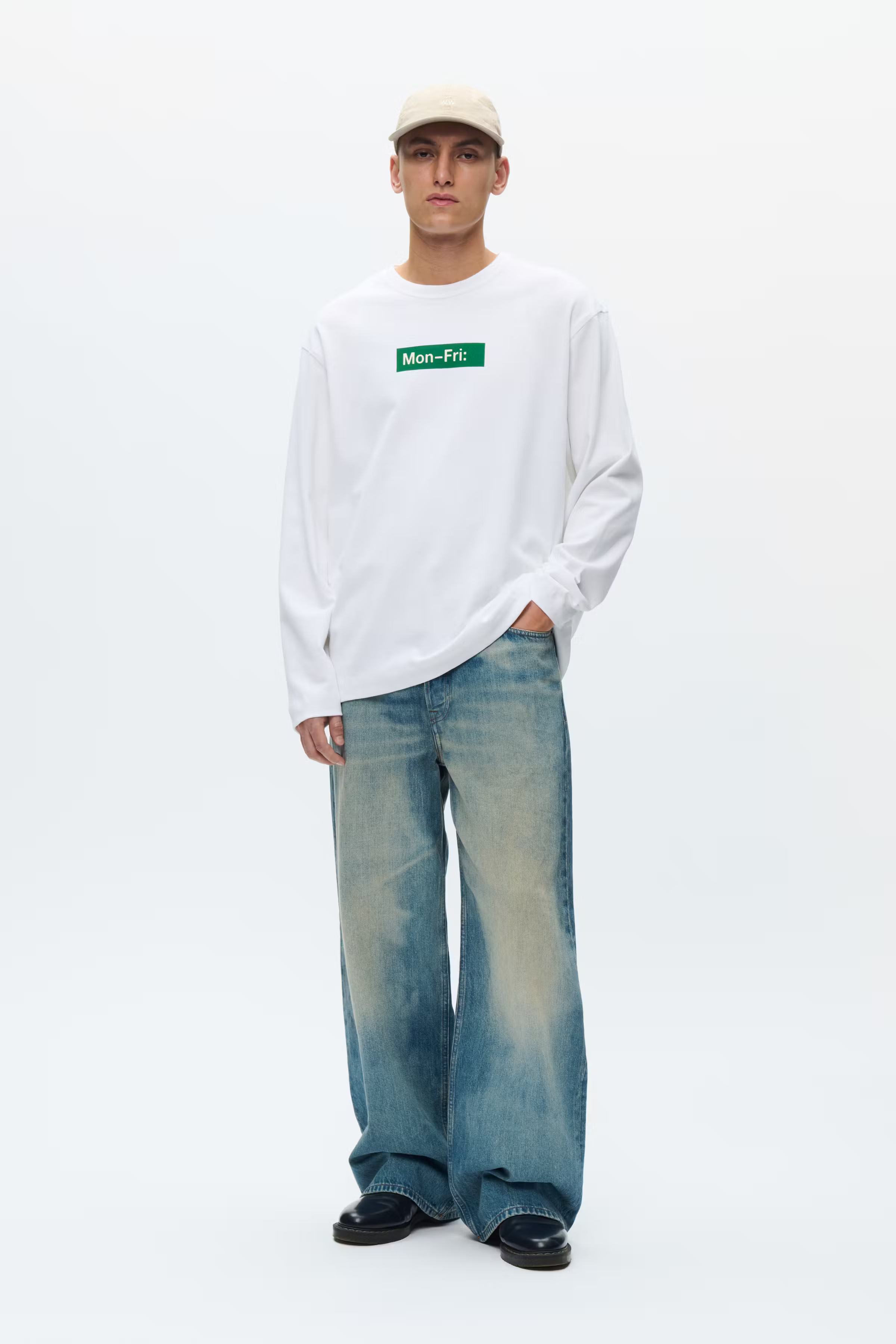 WWRyan mon-fri Sweatshirt LOOKBOOK FRONT 30252004-110601