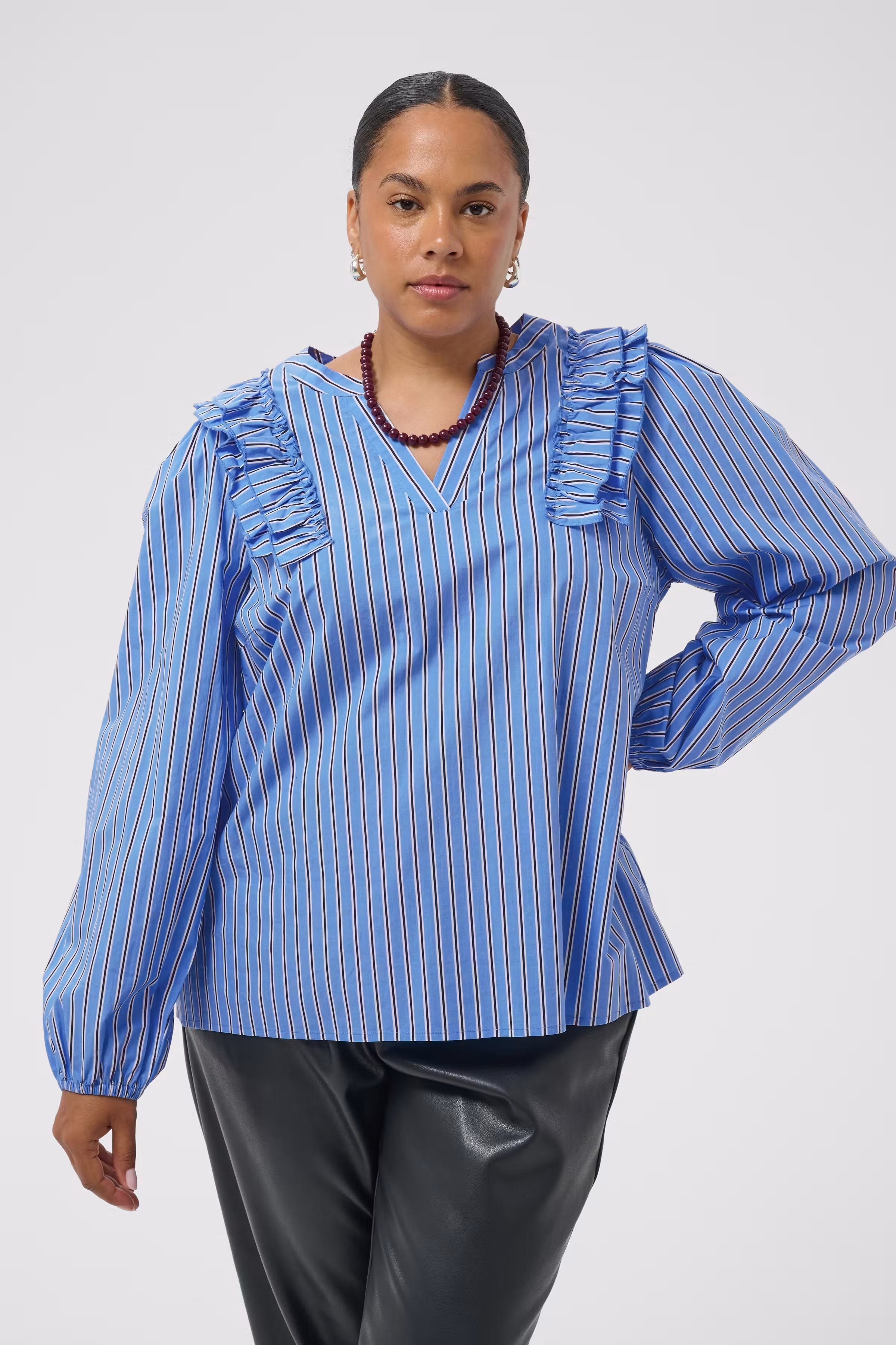 KCsavina Blouse LOOKBOOK FRONT 10584402-109922