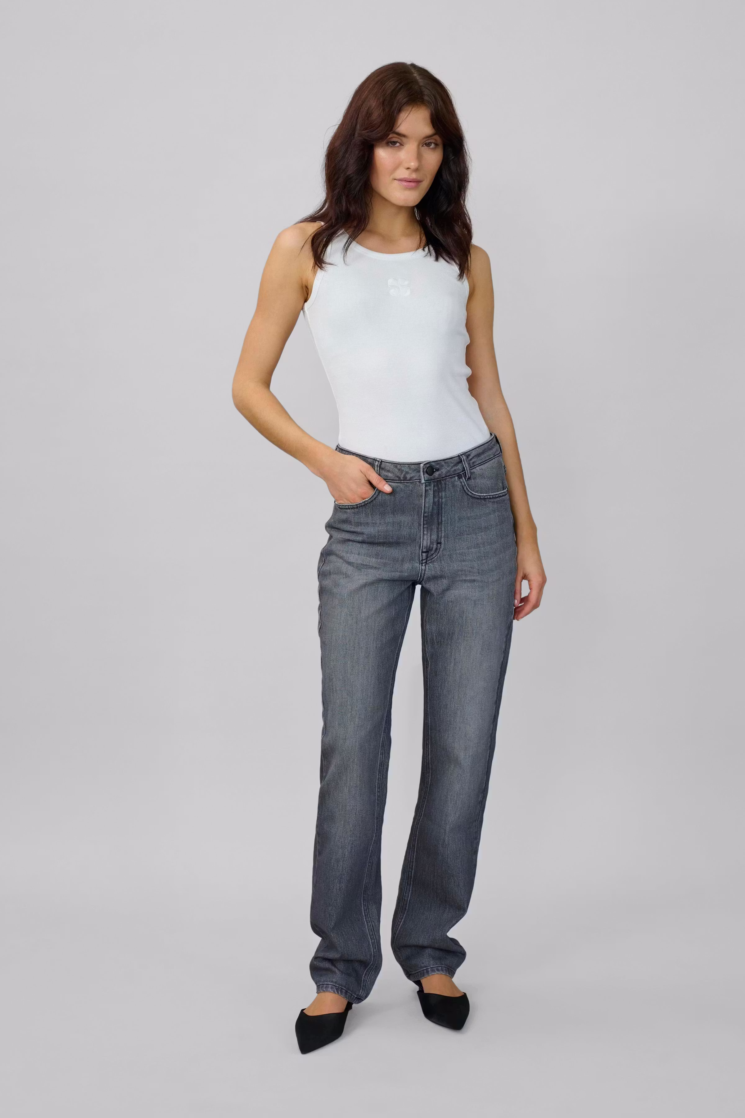 07 THE ISA HIGH STRAIGHT JEANS LOOKBOOK FRONT 10705264-100087