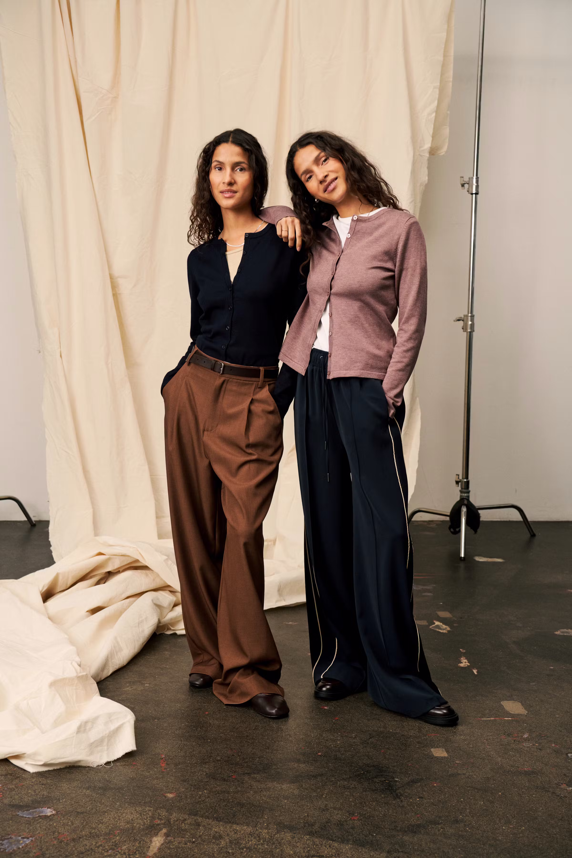 MilaSZ R-Neck Cardigan LOCATION NONE 30500005-193924