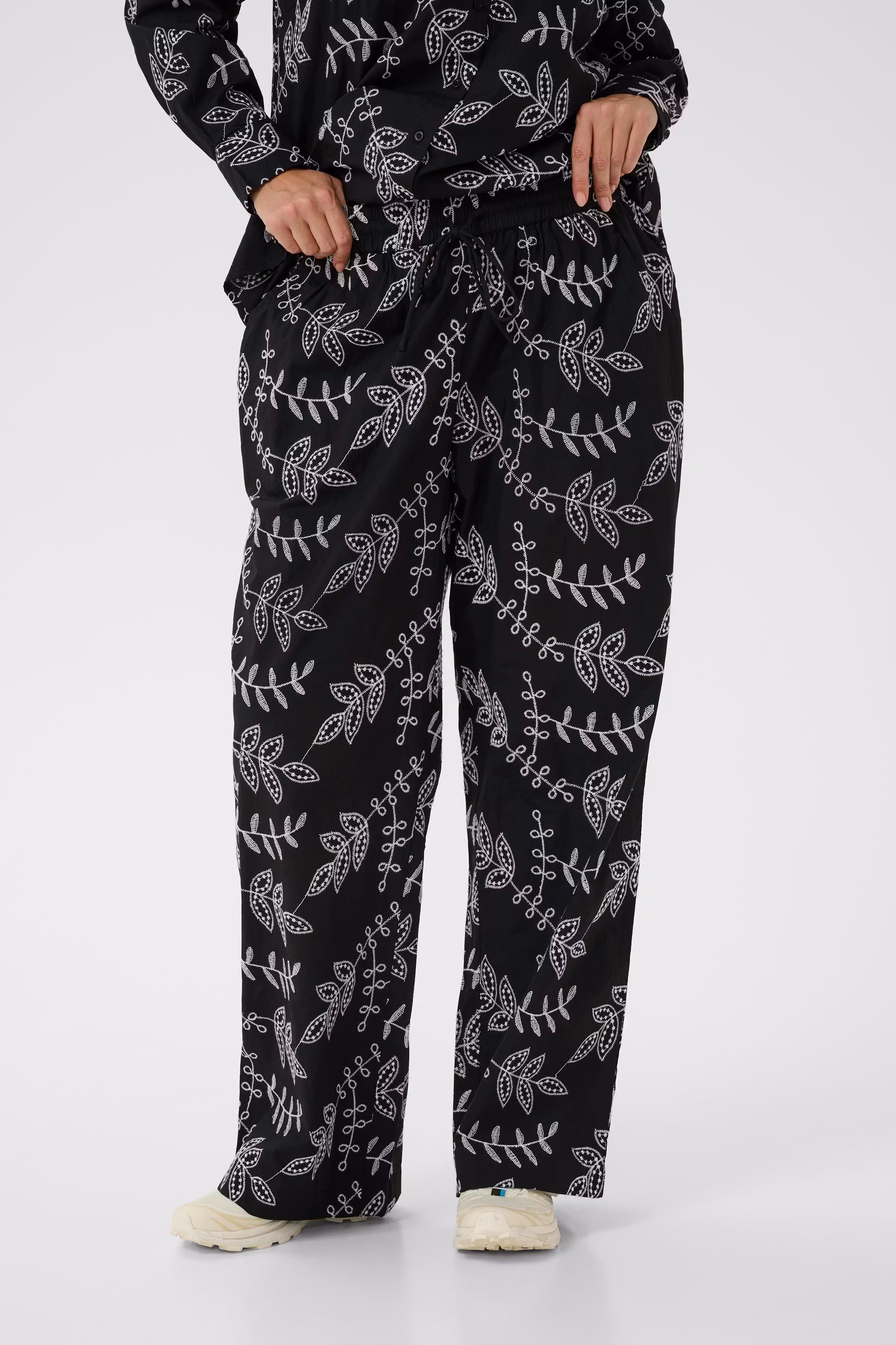 KCelory Hose LOOKBOOK FRONT 10584018-109006