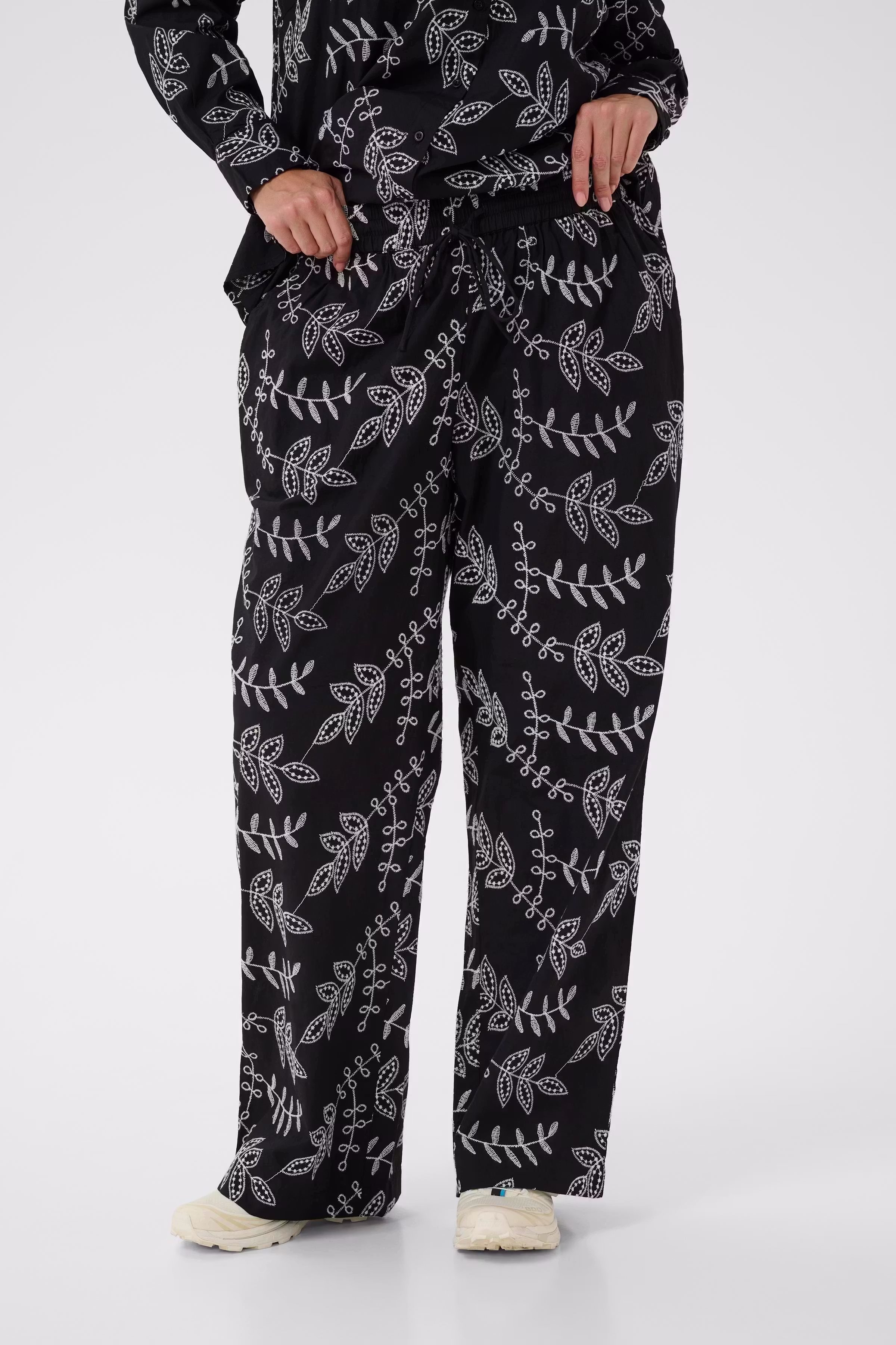 KCelory Hose LOOKBOOK FRONT 10584018-109006