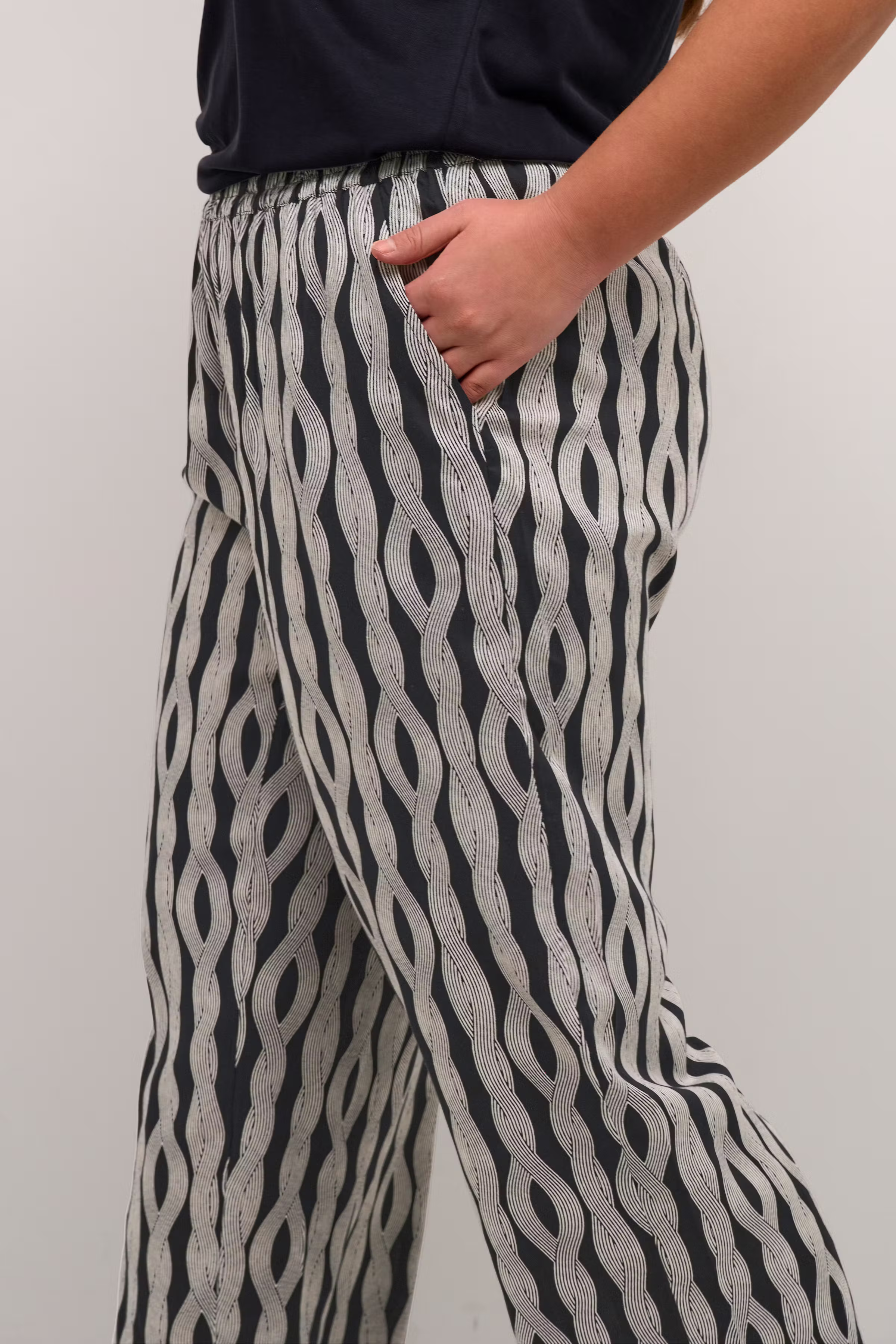 KCsanna Trousers LOOKBOOK DETAIL 10582519-106143