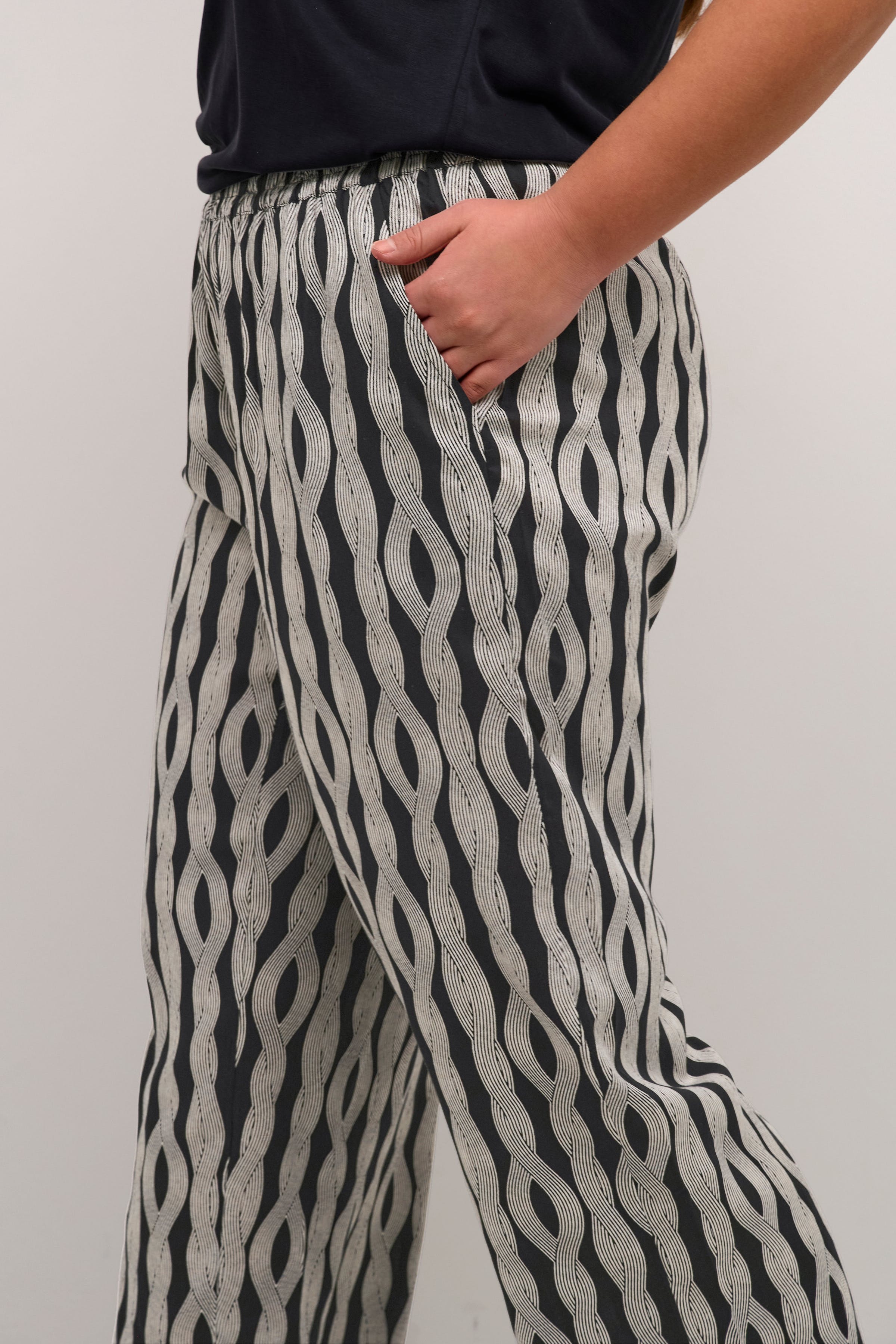 KCsanna Trousers LOOKBOOK DETAIL 10582519-106143