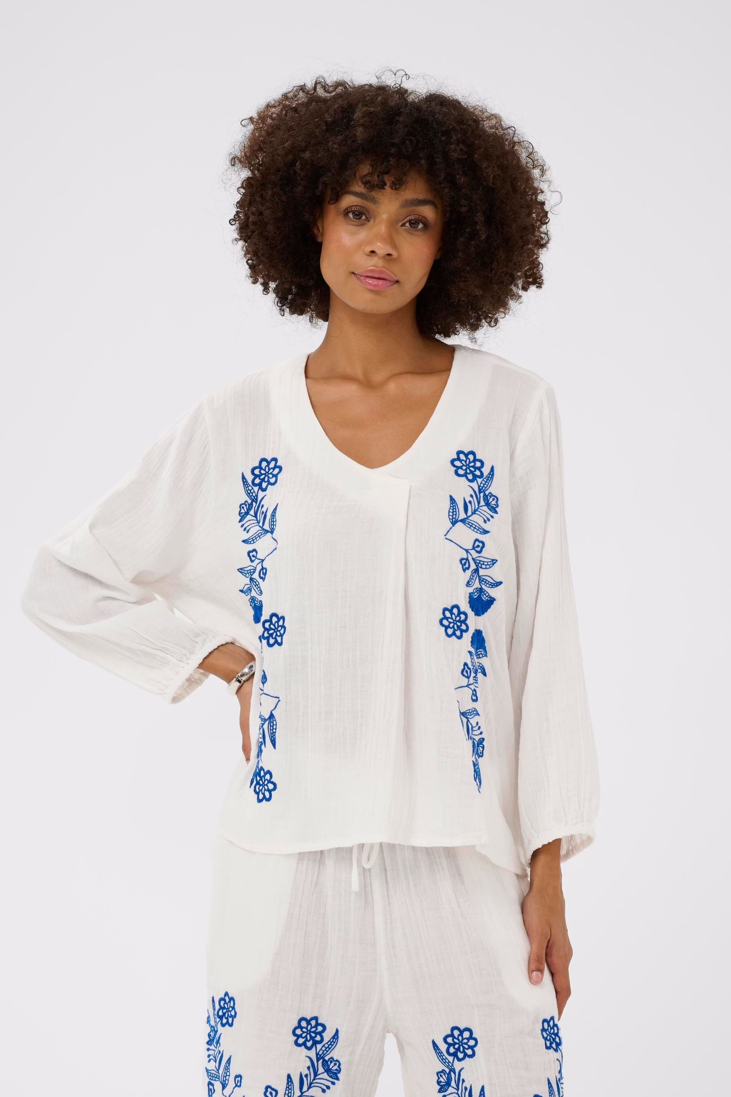 CUtala Bluse LOOKBOOK FRONT 50112798-500013