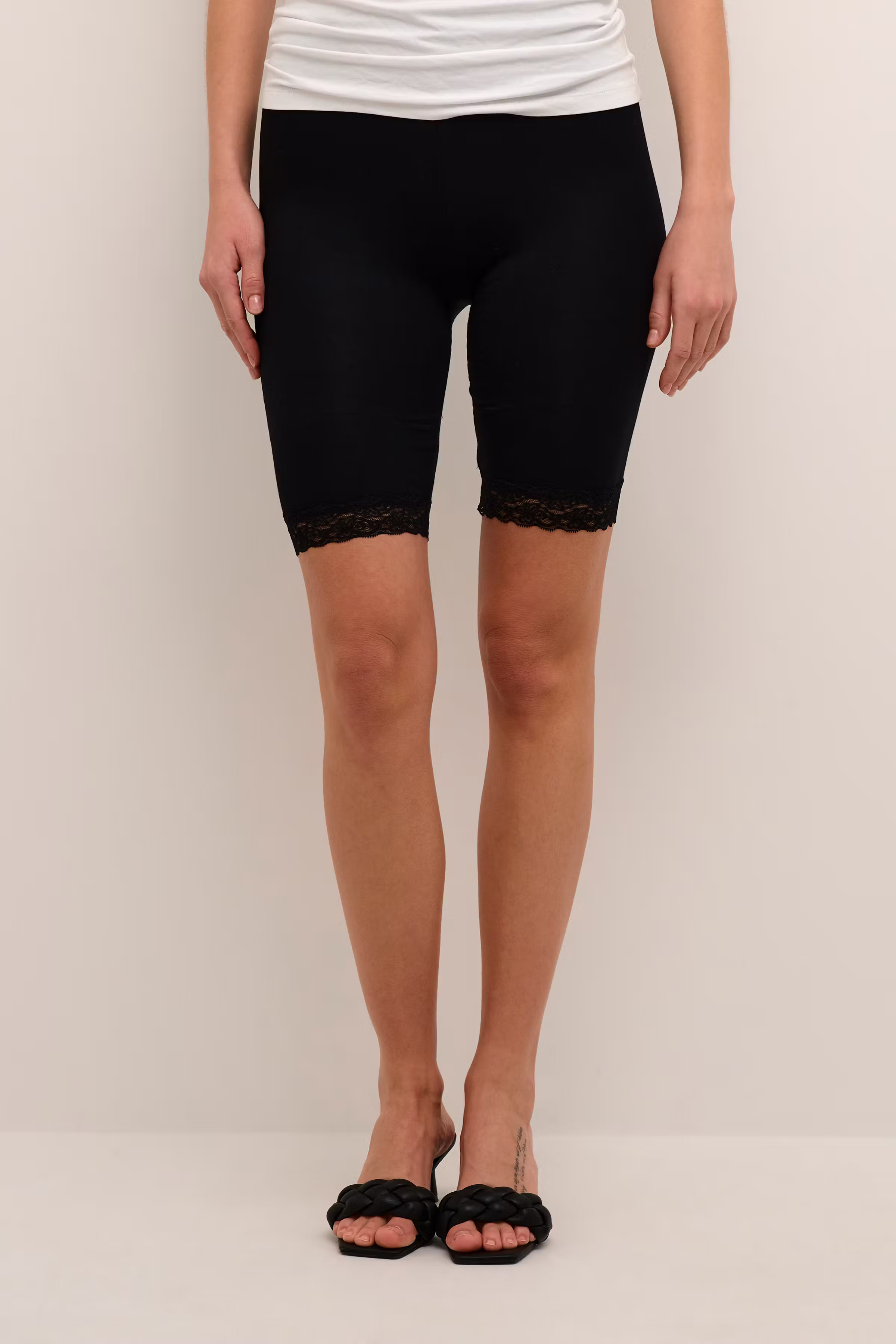 KAsvala Shorts LOOKBOOK FRONT 10504330-50600