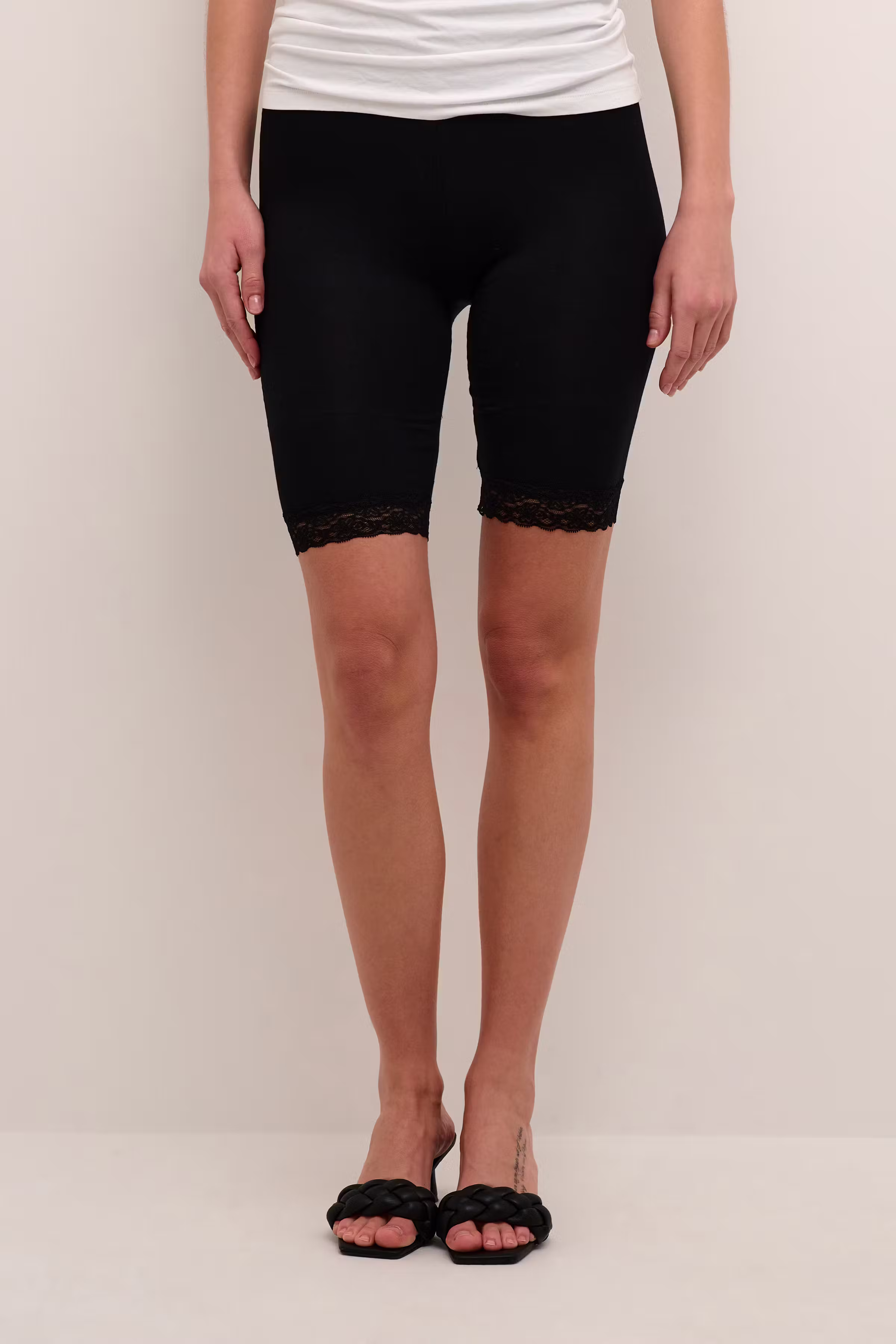 KAsvala Shorts LOOKBOOK FRONT 10504330-50600