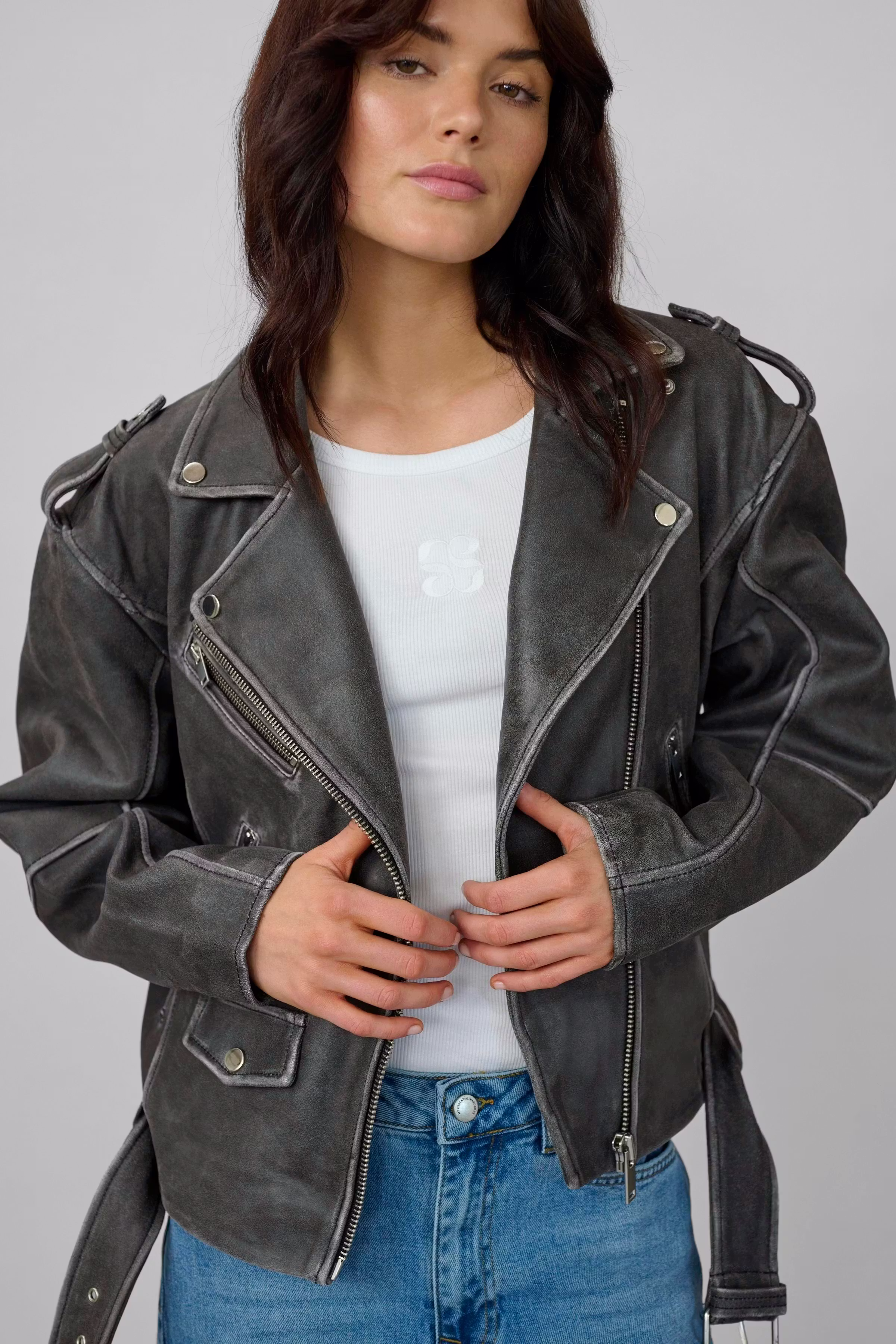 01 THE GILO LEATHER JACKET LOOKBOOK DETAIL 10703819-100081