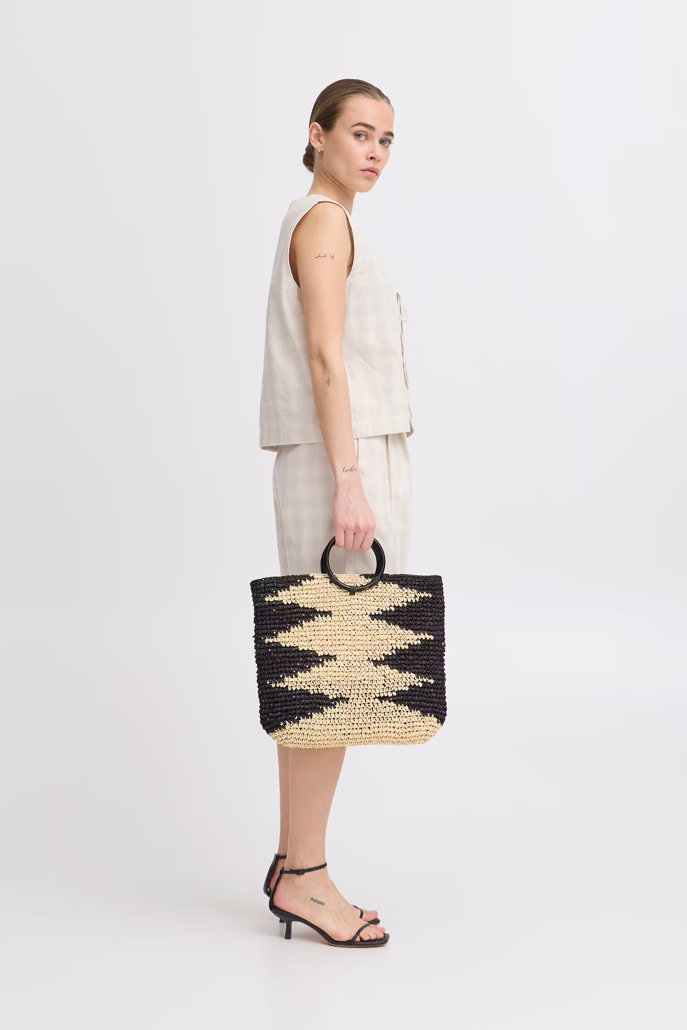 IAOLENA Tas LOOKBOOK FRONT 20123518-194008