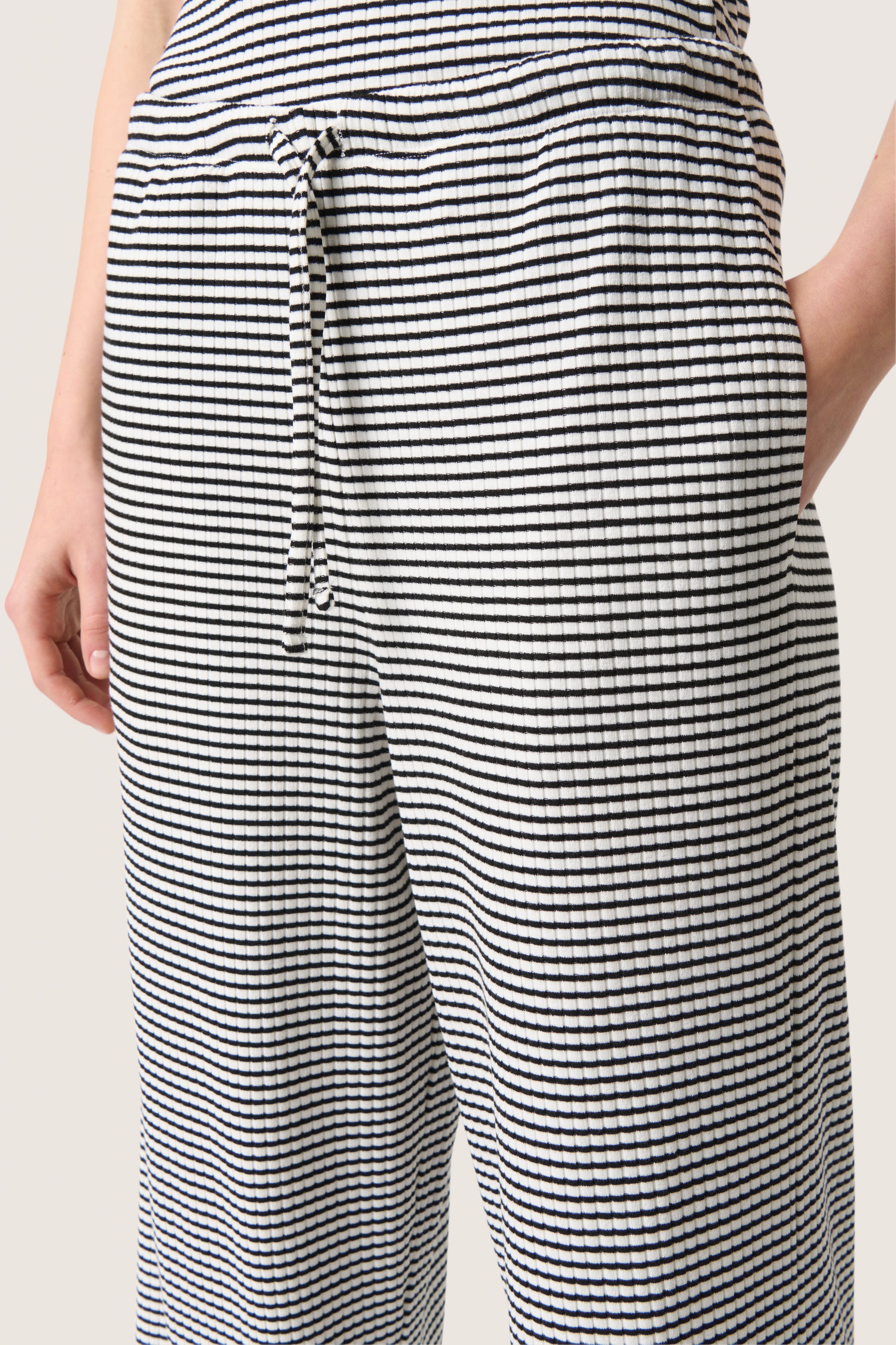 SLCalva Broek LOOKBOOK DETAIL 30408142-303564