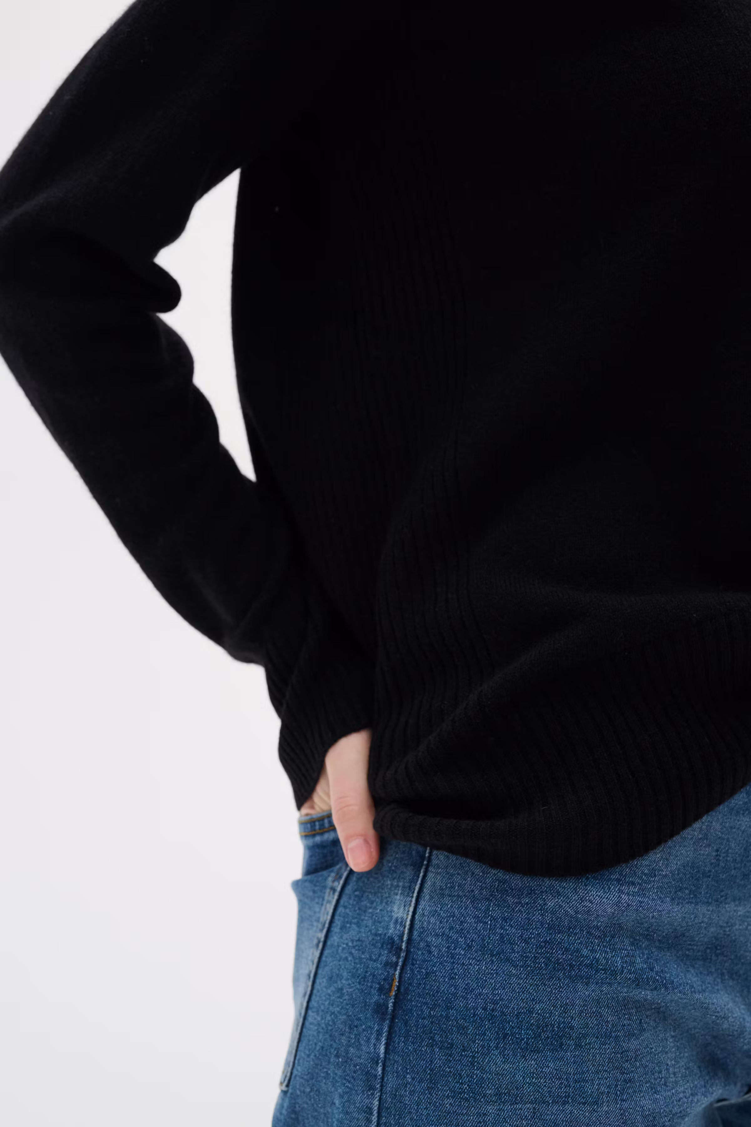 LukkaIW V-neck Cashmere Pullover LOOKBOOK DETAIL 30104240-10050