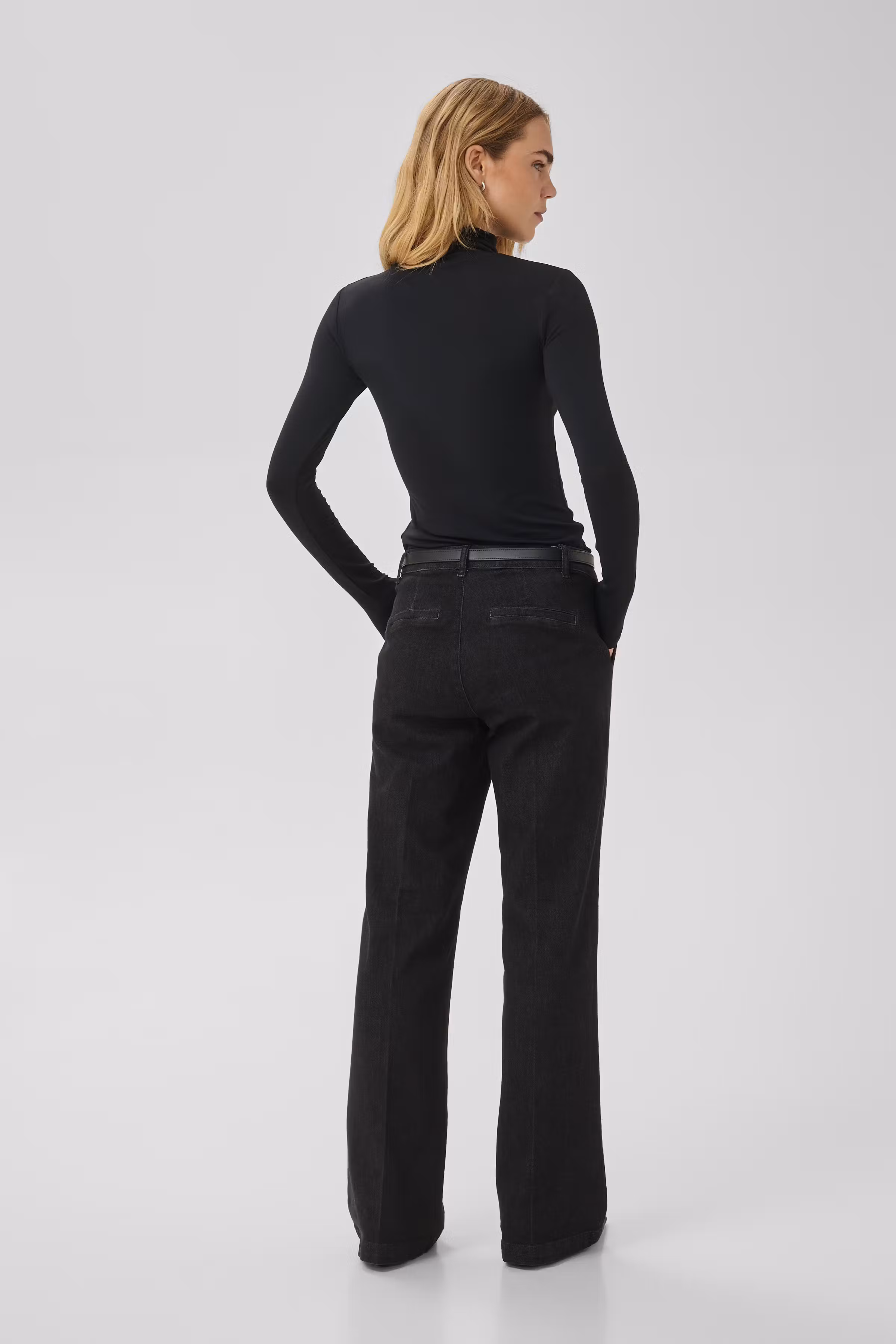 17 THE MODAL ROLLNECK LOOKBOOK BACK 10704972-100031