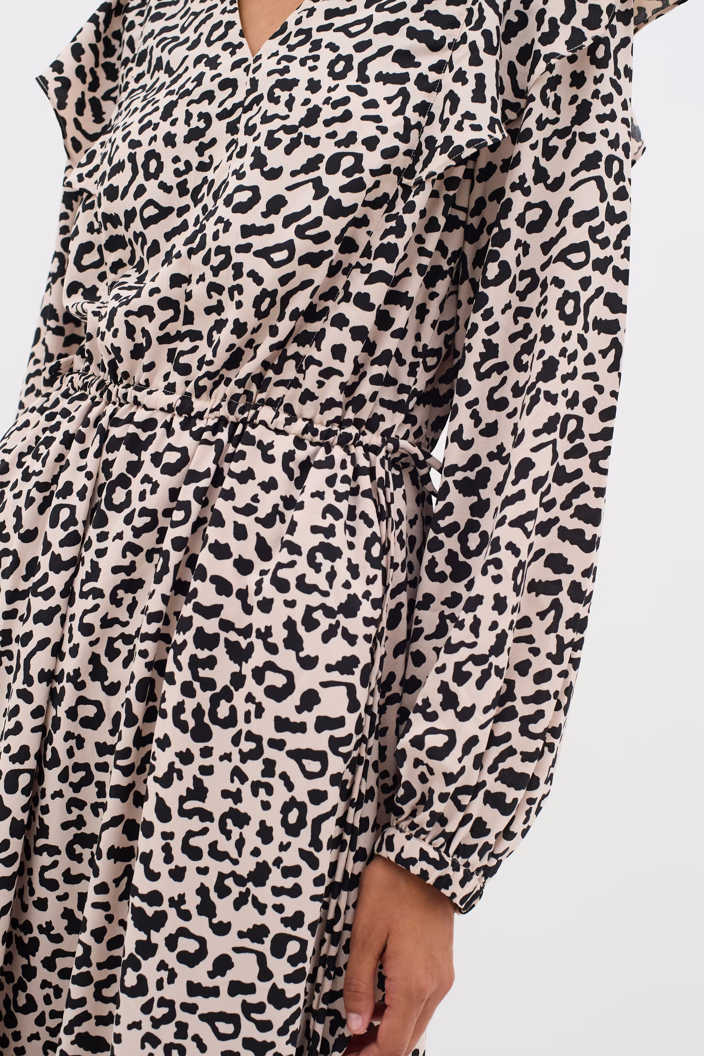 NinahIW V-neck Leopard Kleid LOOKBOOK DETAIL 30110398-300824