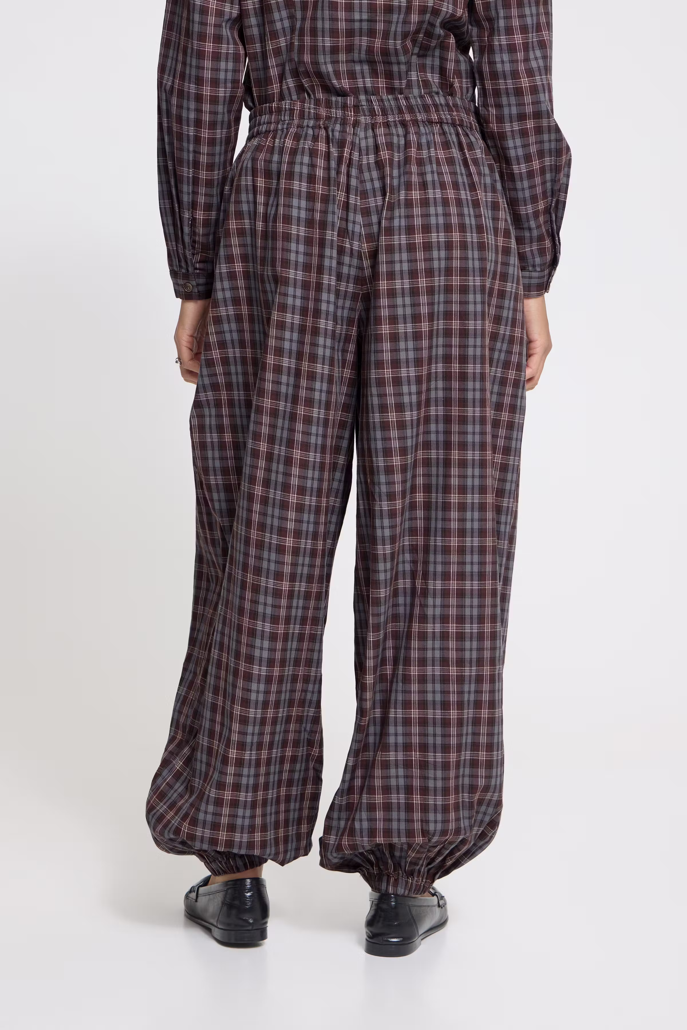 IHROLLU Byxor LOOKBOOK BACK 23100027-191224