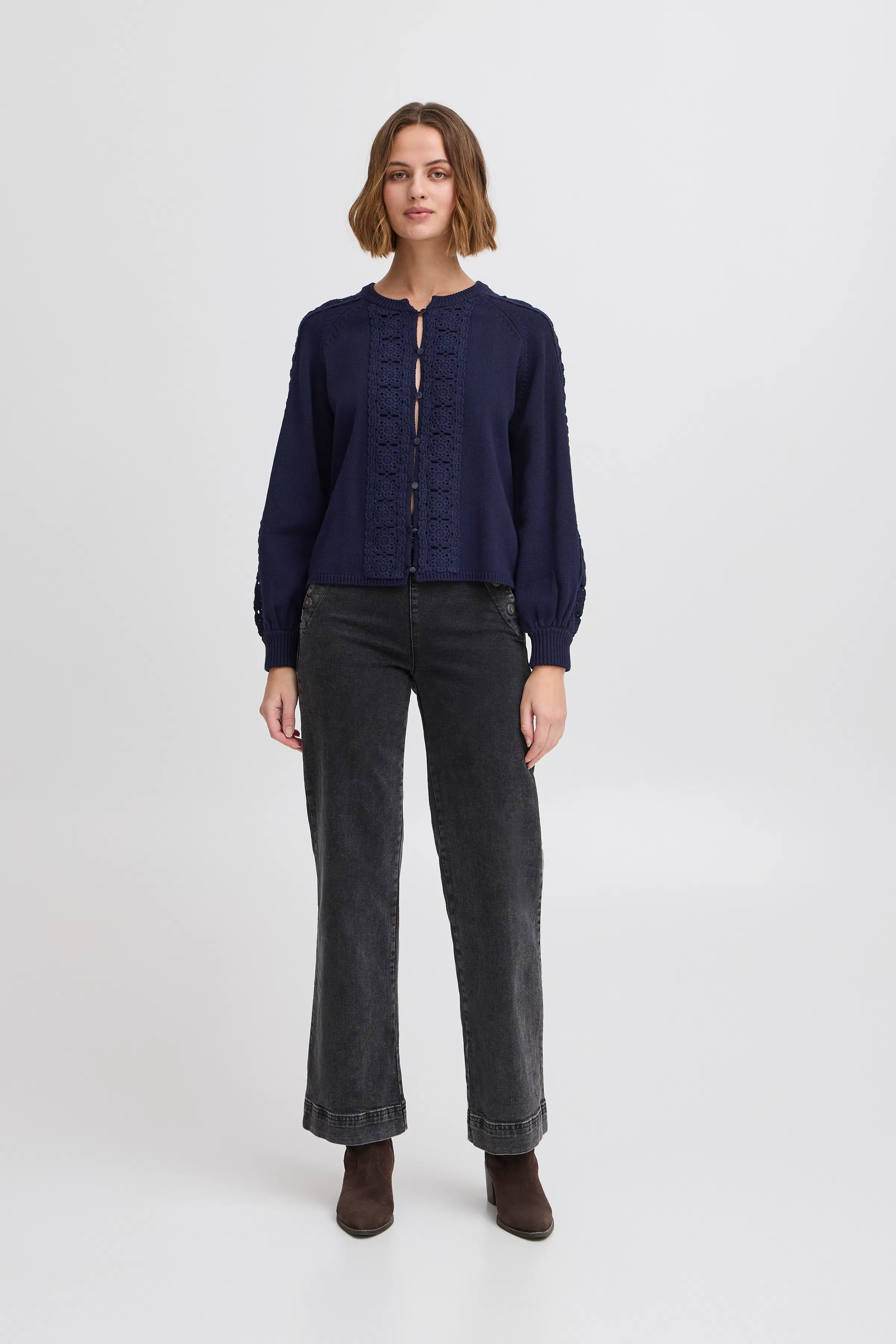 IRANNIE Vest LOOKBOOK FRONT 20121968-193831