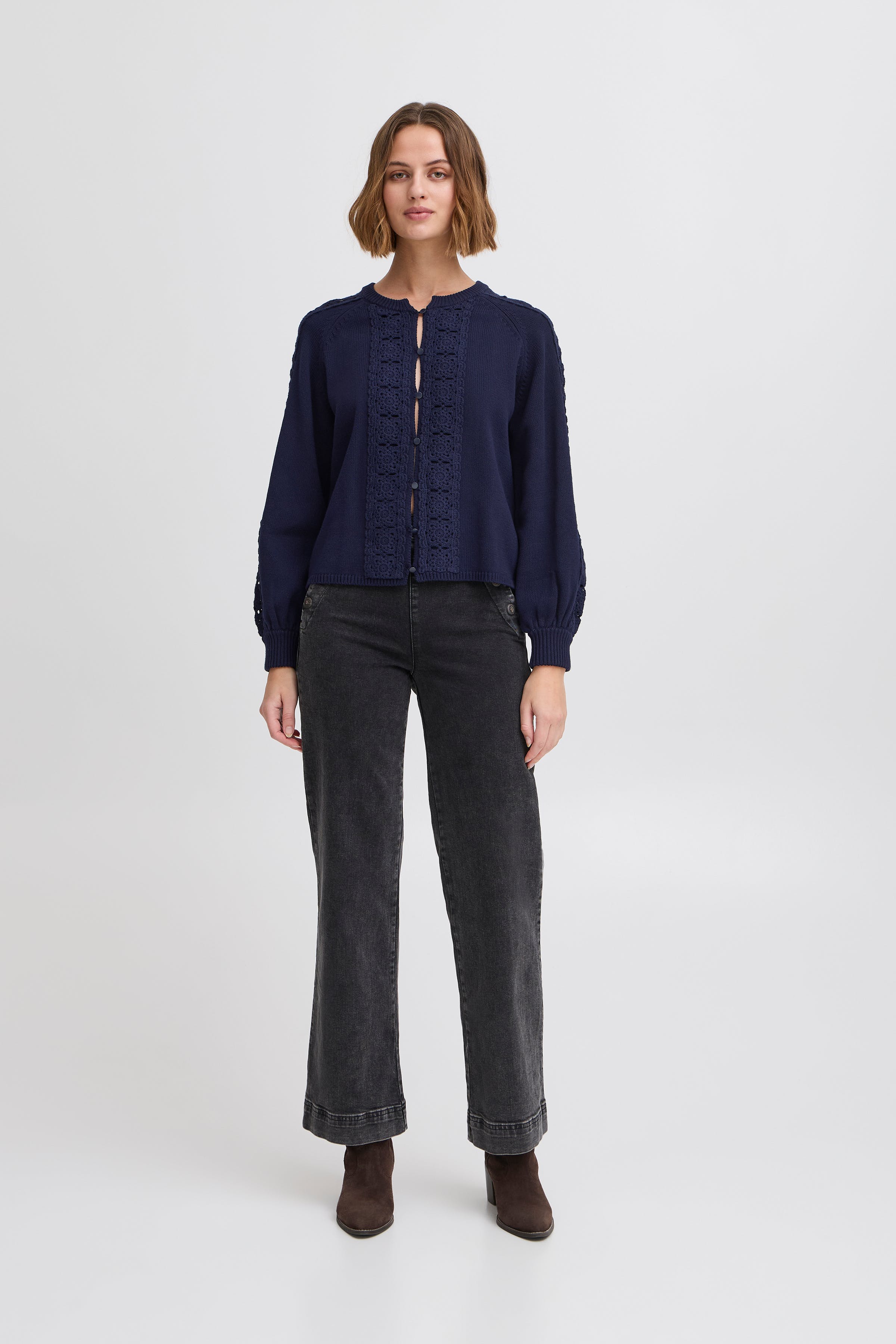 IRANNIE Vest LOOKBOOK FRONT 20121968-193831