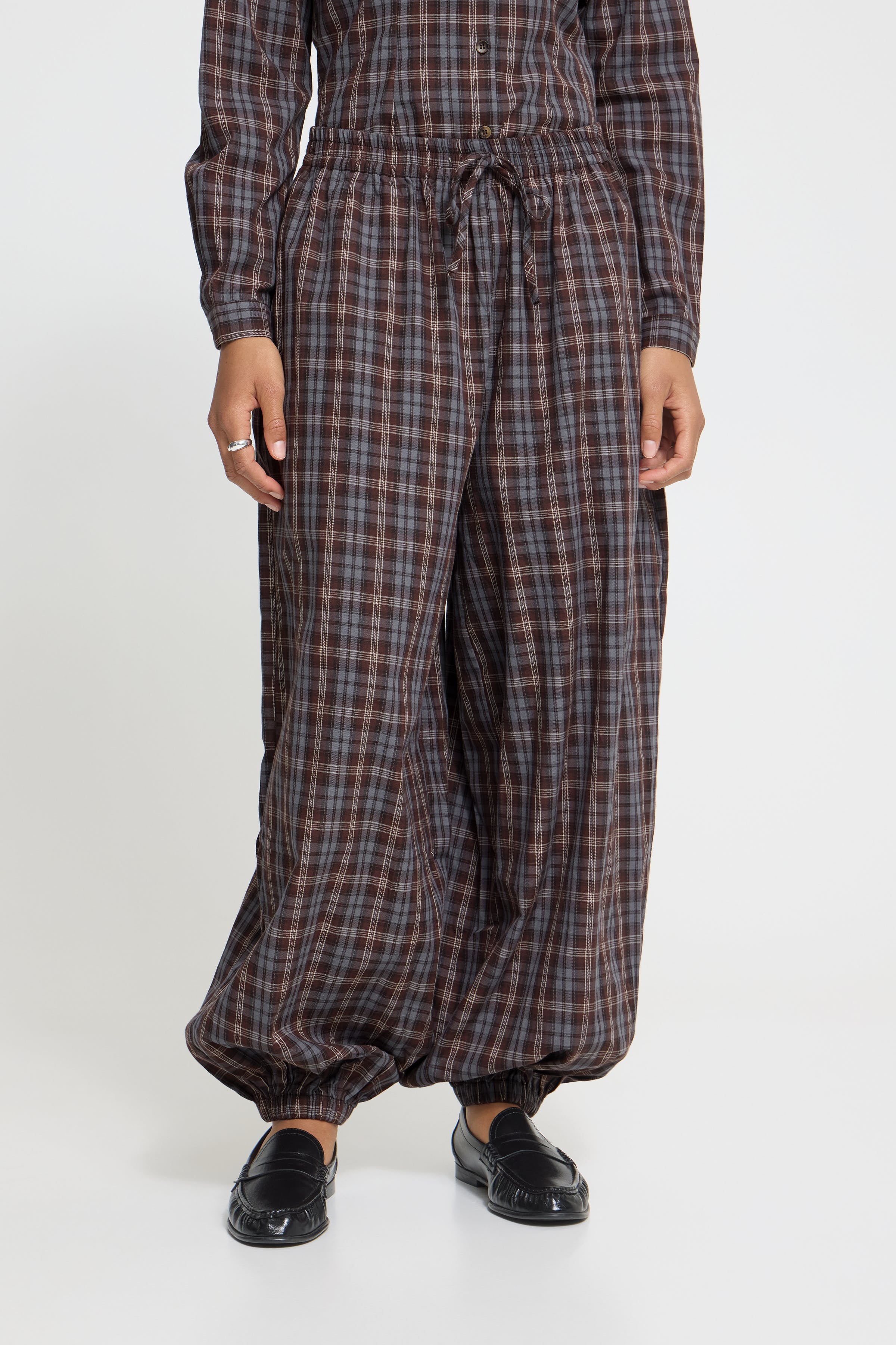 IHROLLU Bukser LOOKBOOK FRONT 23100027-191224