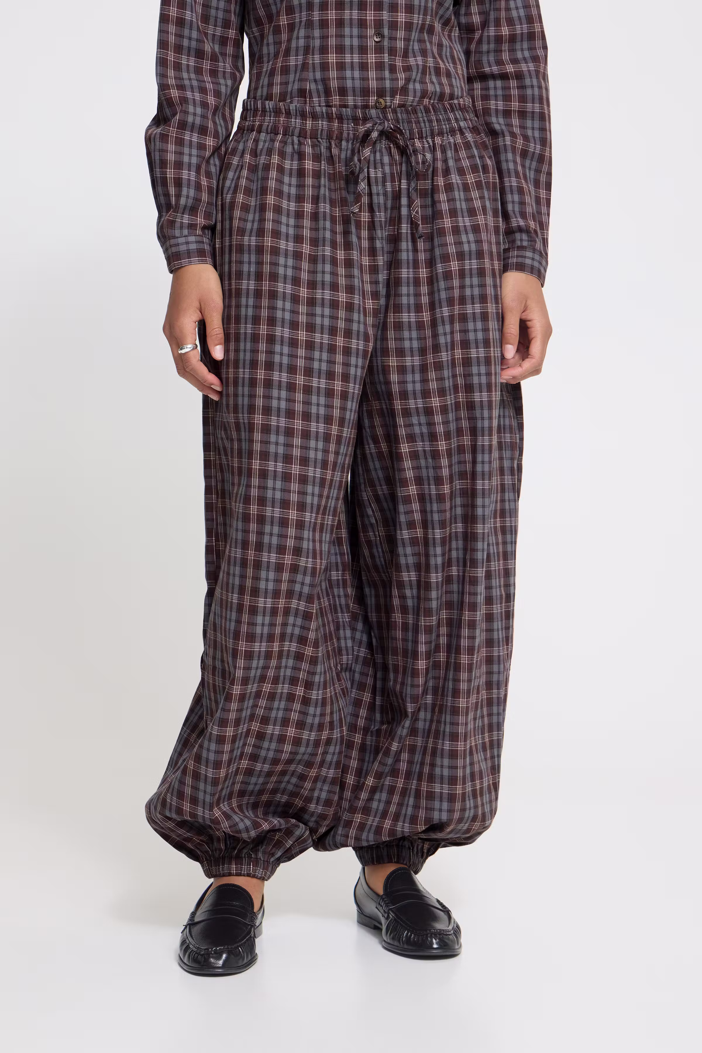 IHROLLU Byxor LOOKBOOK FRONT 23100027-191224